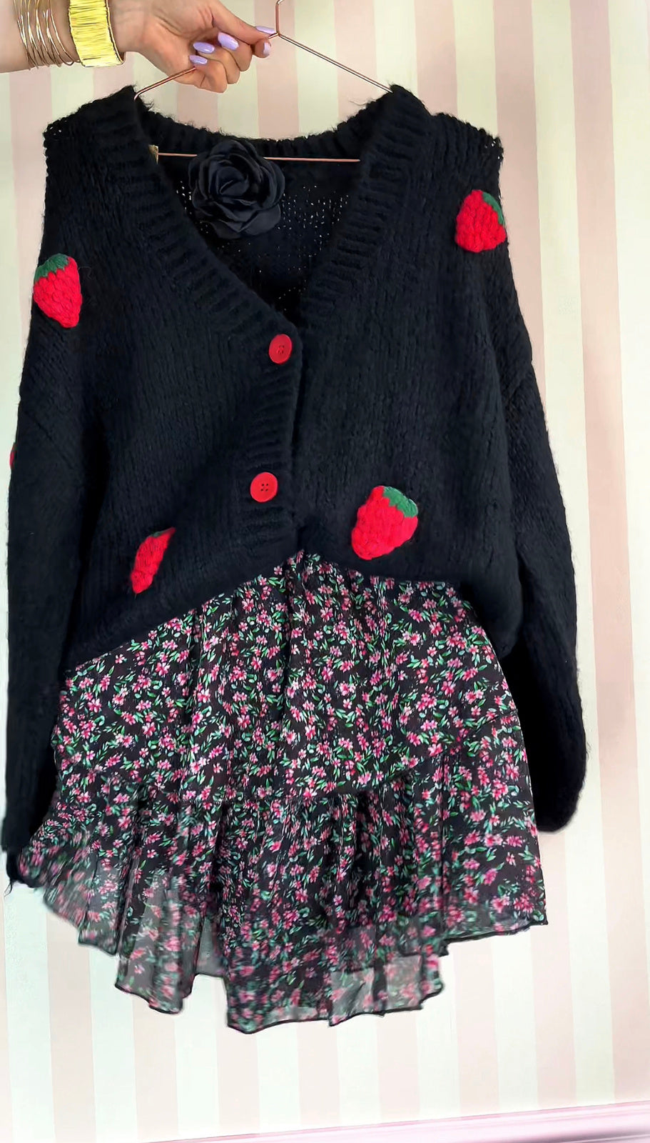 SWETER czarny rozpinany kardigan z czerwonymi truskawkami id:1154