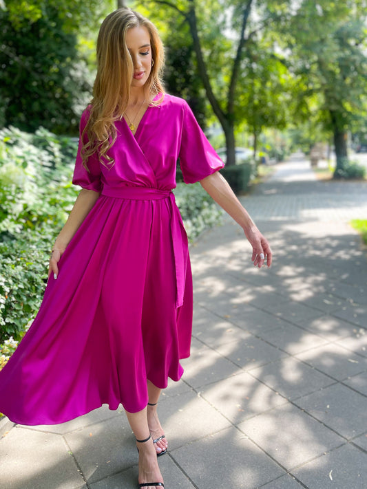 Fuksjowa sukienka na wesele z satyny - midi z bufiastymi rękawami id:1505