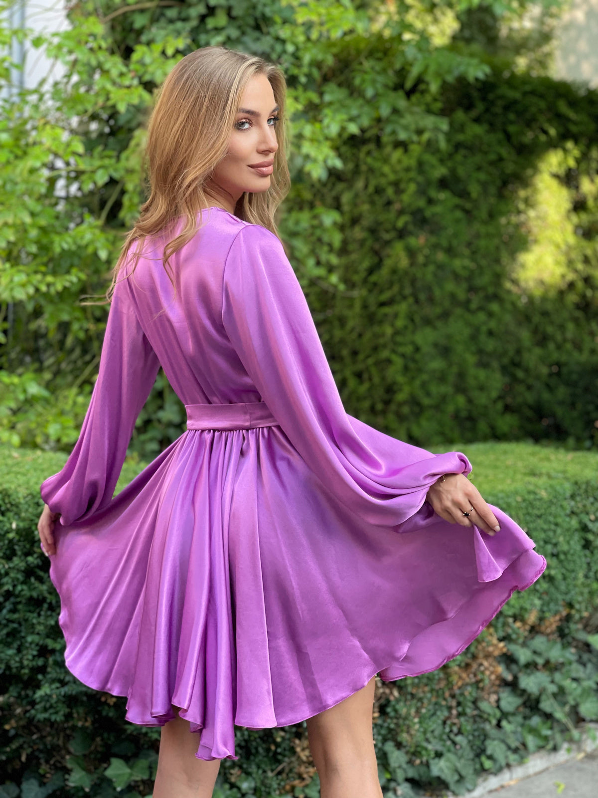 Liliowa sukienka na wesele rozkloszowana z pełnego koła satynowa z wiskozy id:1555