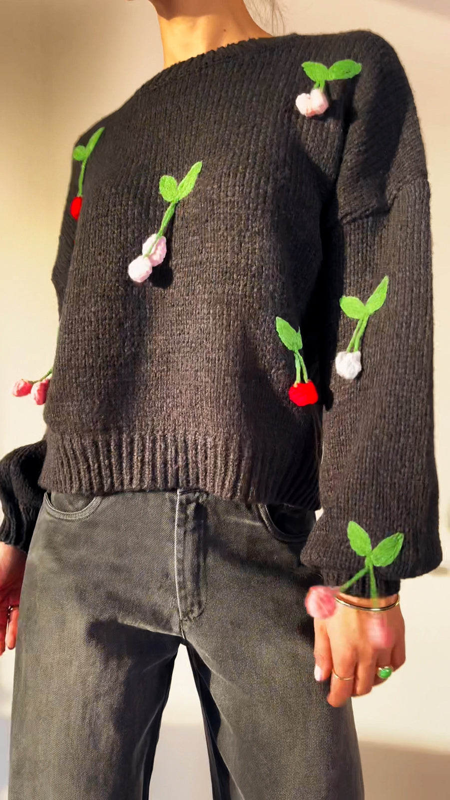 Czarny sweter w ozdobne wisienki id:1562