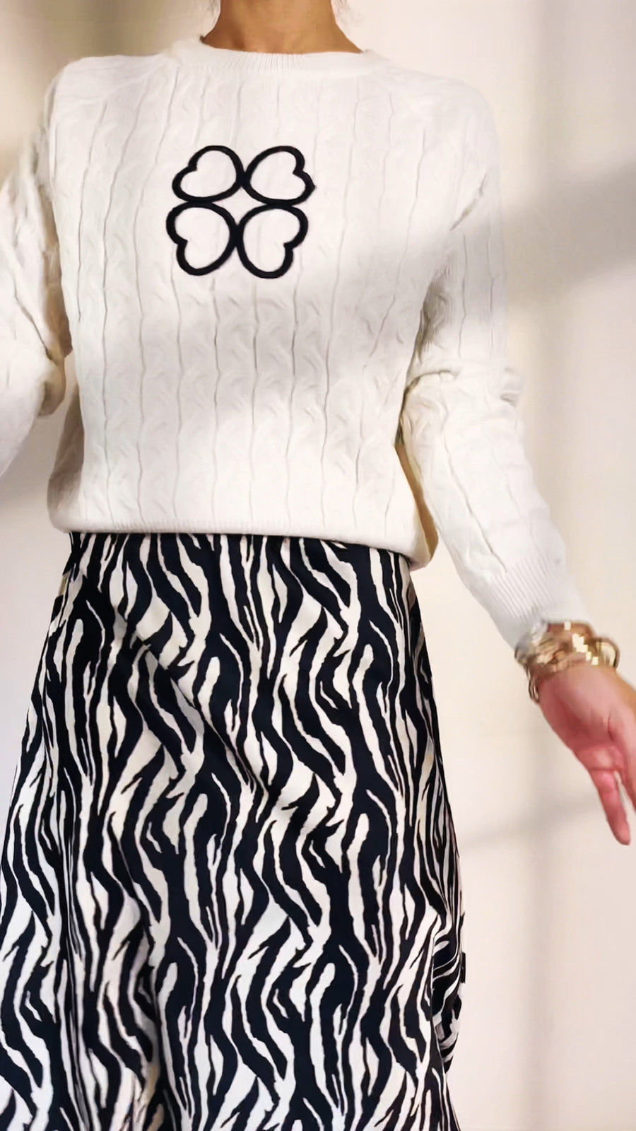 Biały sweter o prostym kroju z serduszkami id:1563