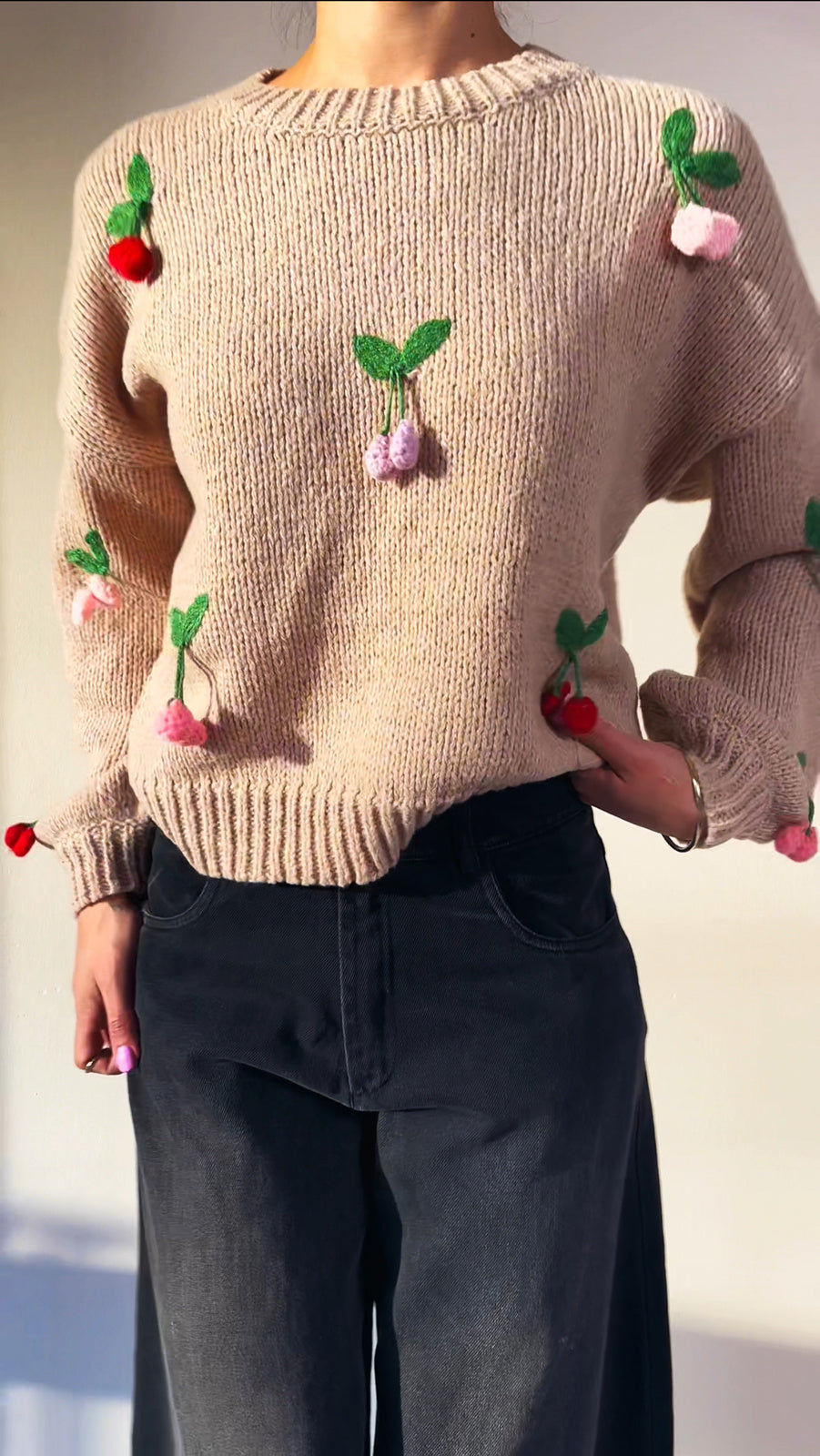 Beżowy sweter w ażurowe wisienki id:1564