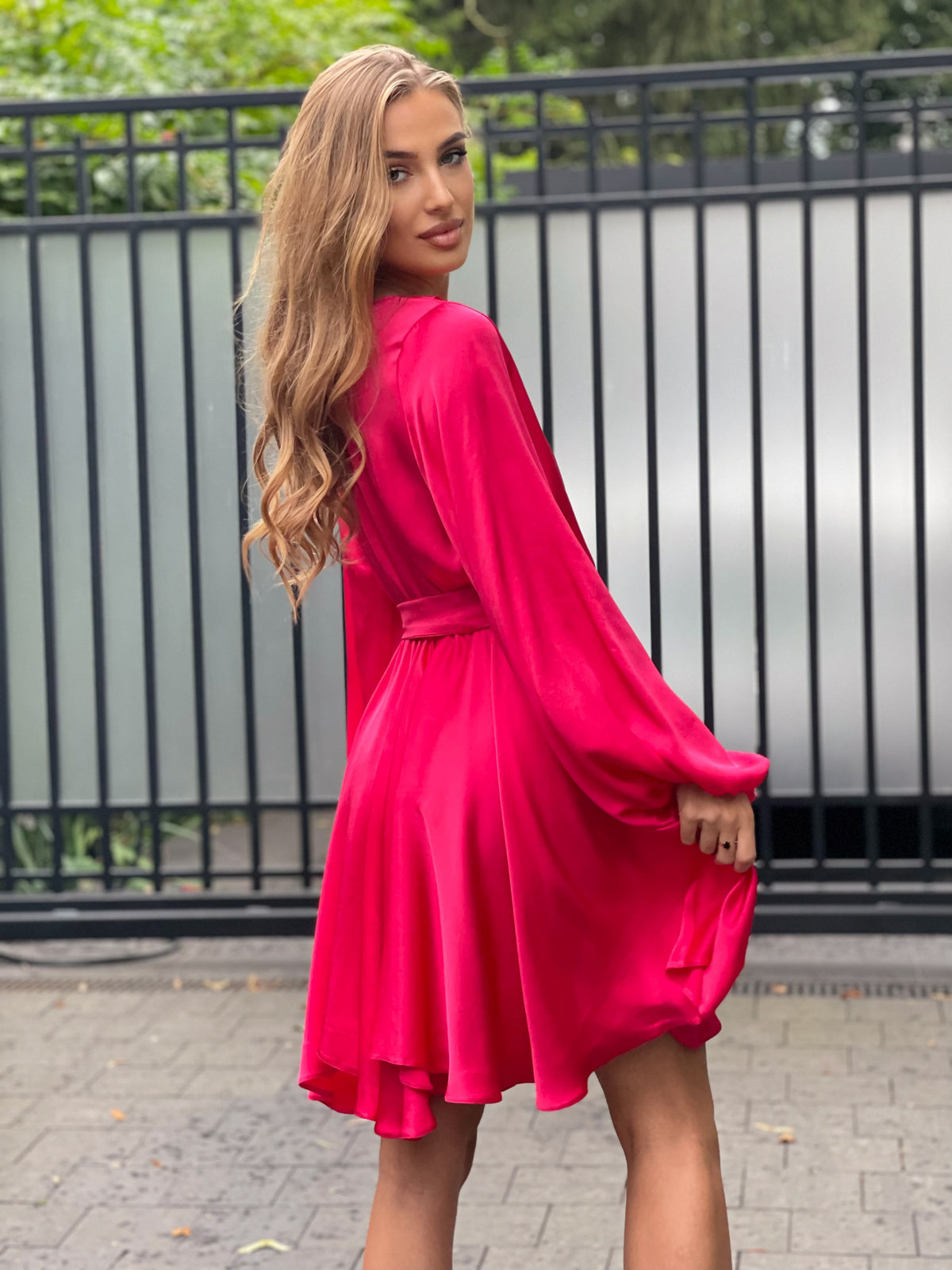 Fuksjowa sukienka na wesele - rozkloszowana pełne koło z satyny z wiskozy id:1593