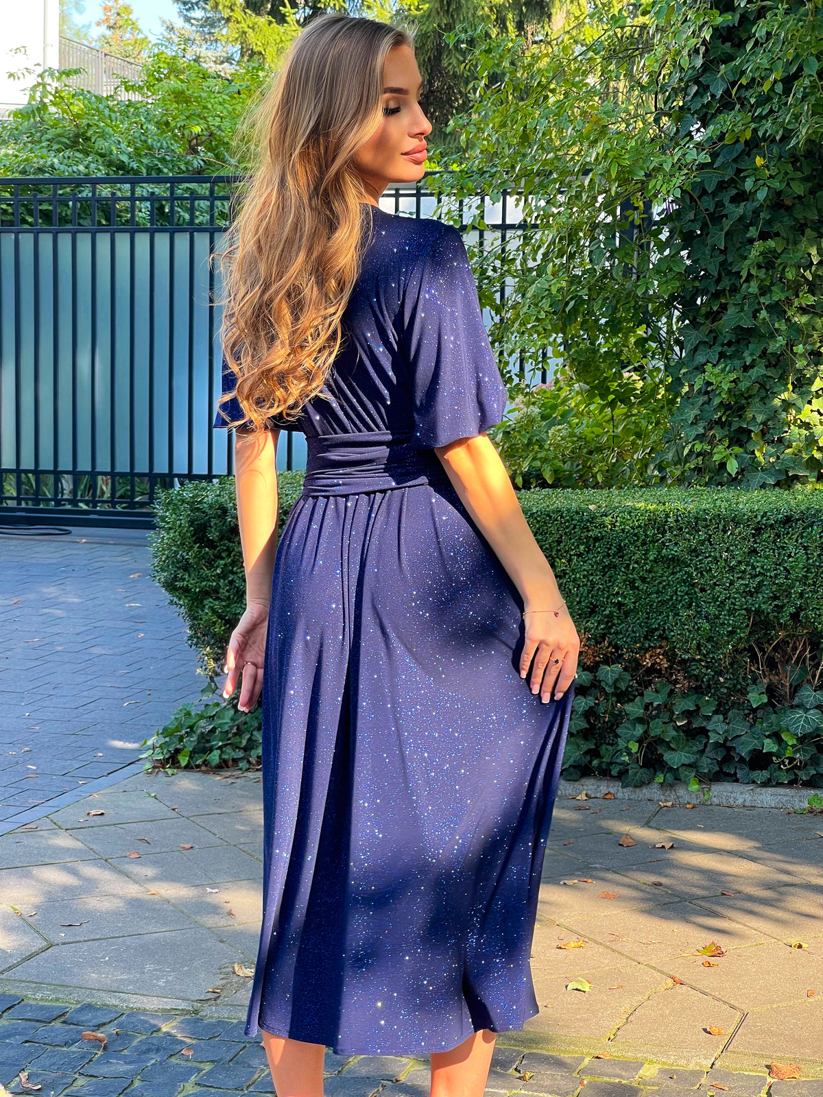 Rozkloszowana sukienka midi w kolorze granatowym z brokatem id:1624