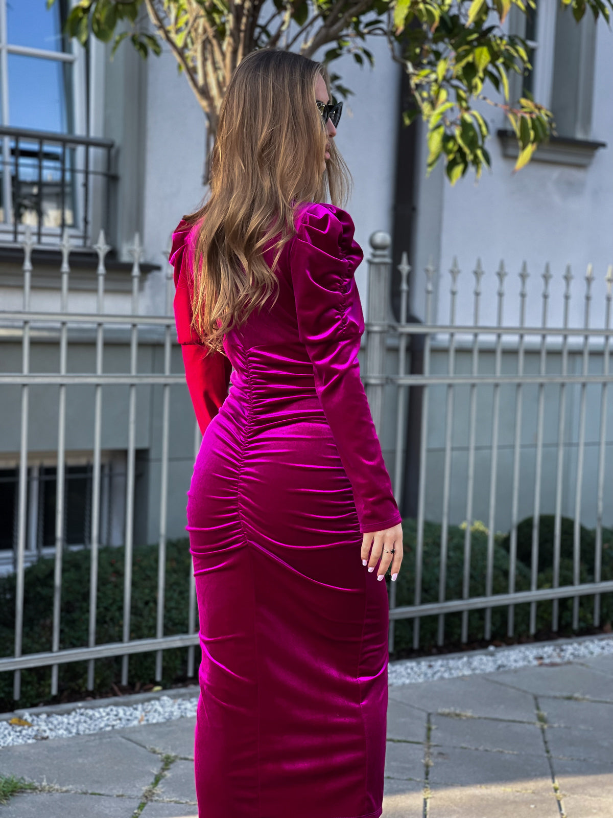 Welurowa malinowa sukienka midi id:1670