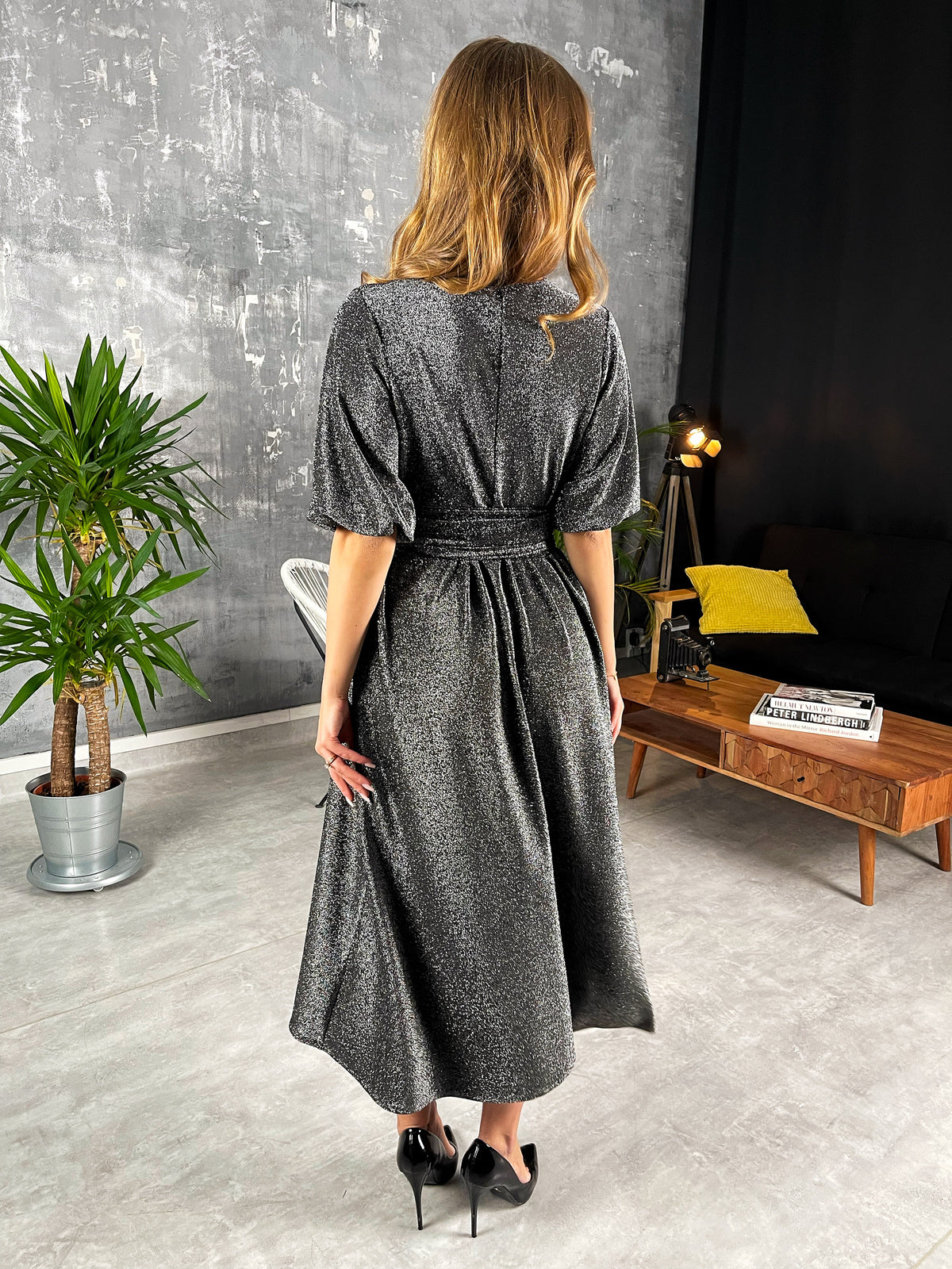 Srebrna sukienka midi z błyszczącą nitką z szerokim pasem id:2273