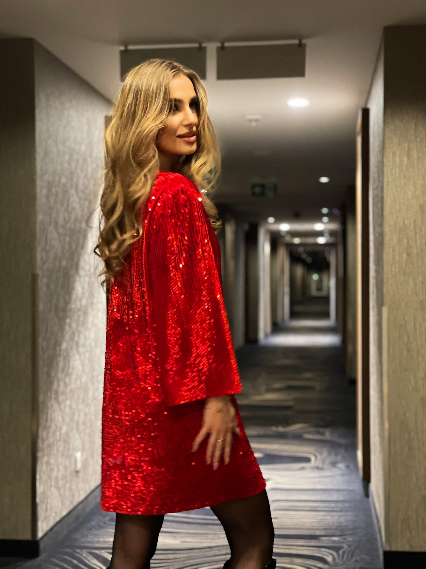 Elegancka trapezowa czerwona sukienka z cekinami oversize litera A id:1757