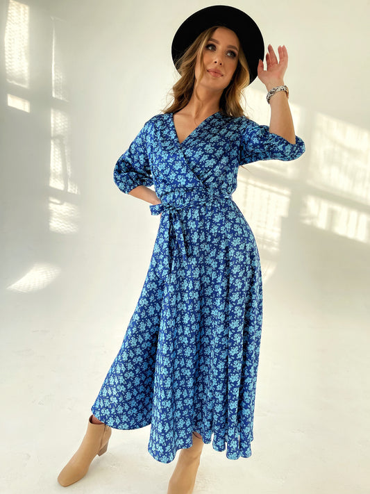 Satynowa niebieska sukienka maxi w kwiaty z bufiastymi rękawami id:180