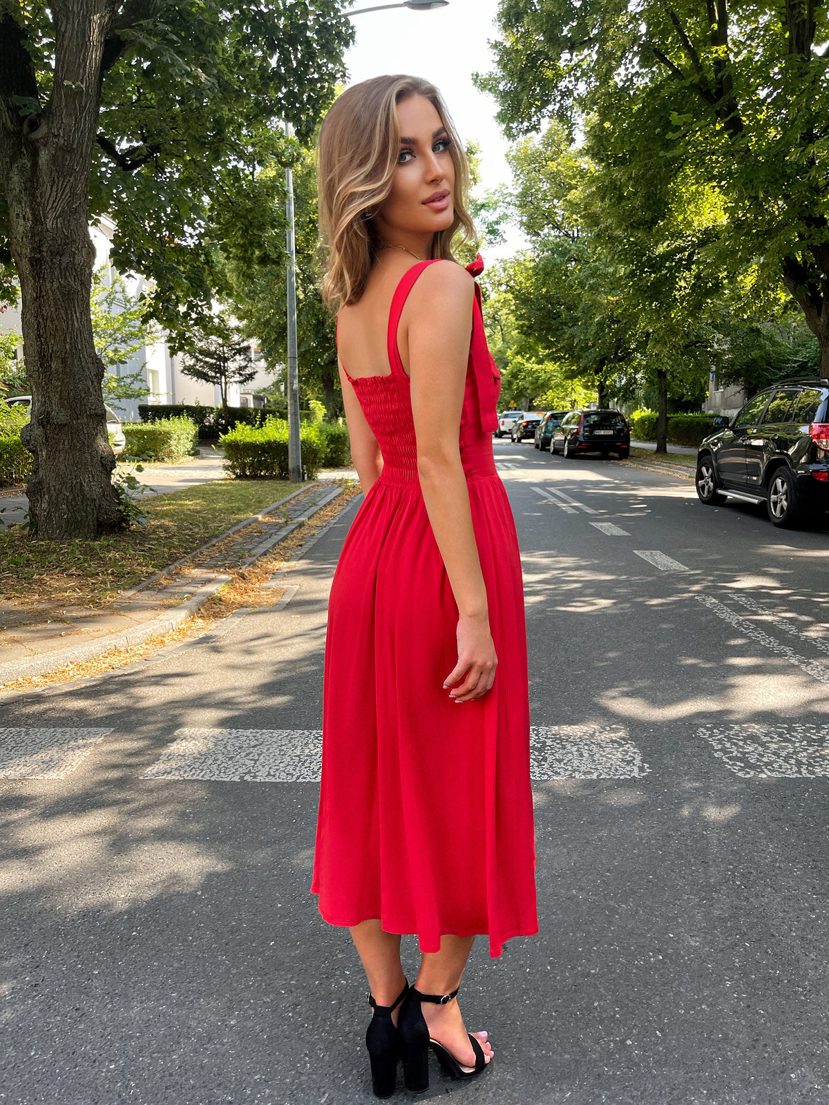 Czerwona sukienka na wesele -  bez rękawów midi z wiskozowa wiązana z dekoltem w serduszko id:28
