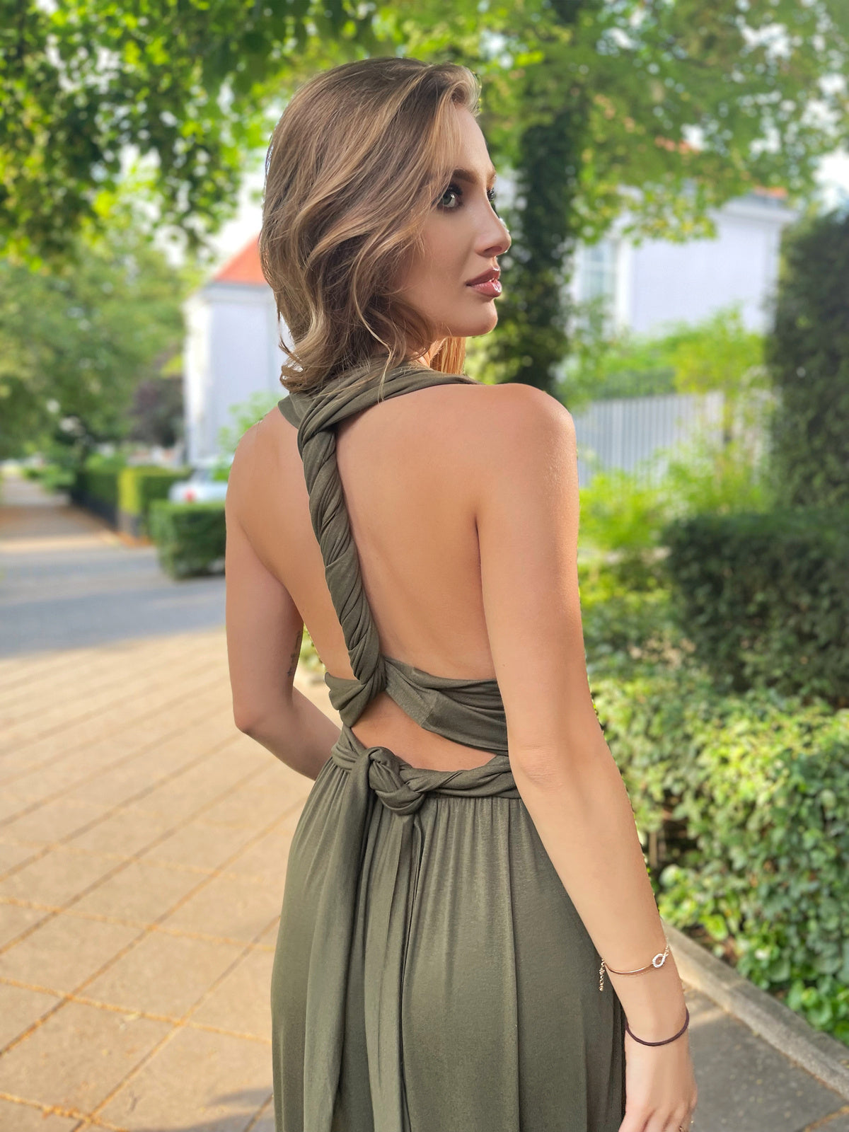 Oliwkowa sukienka dla druhen długa multiway z wiskozy wiązana na kilka sposobów  id:290
