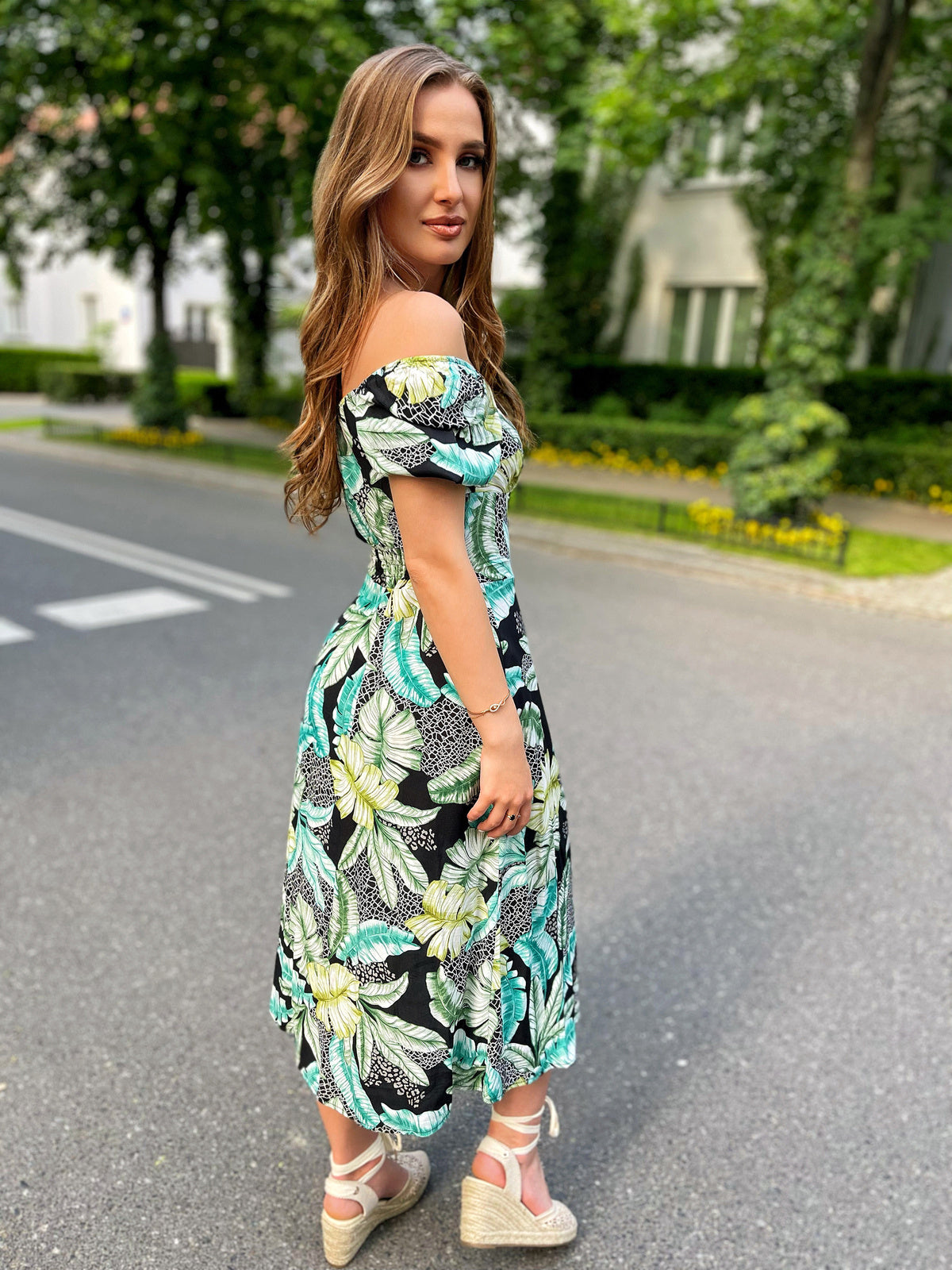 Czarna sukienka midi z wiskozy z wiązaniem na dekolcie id:332