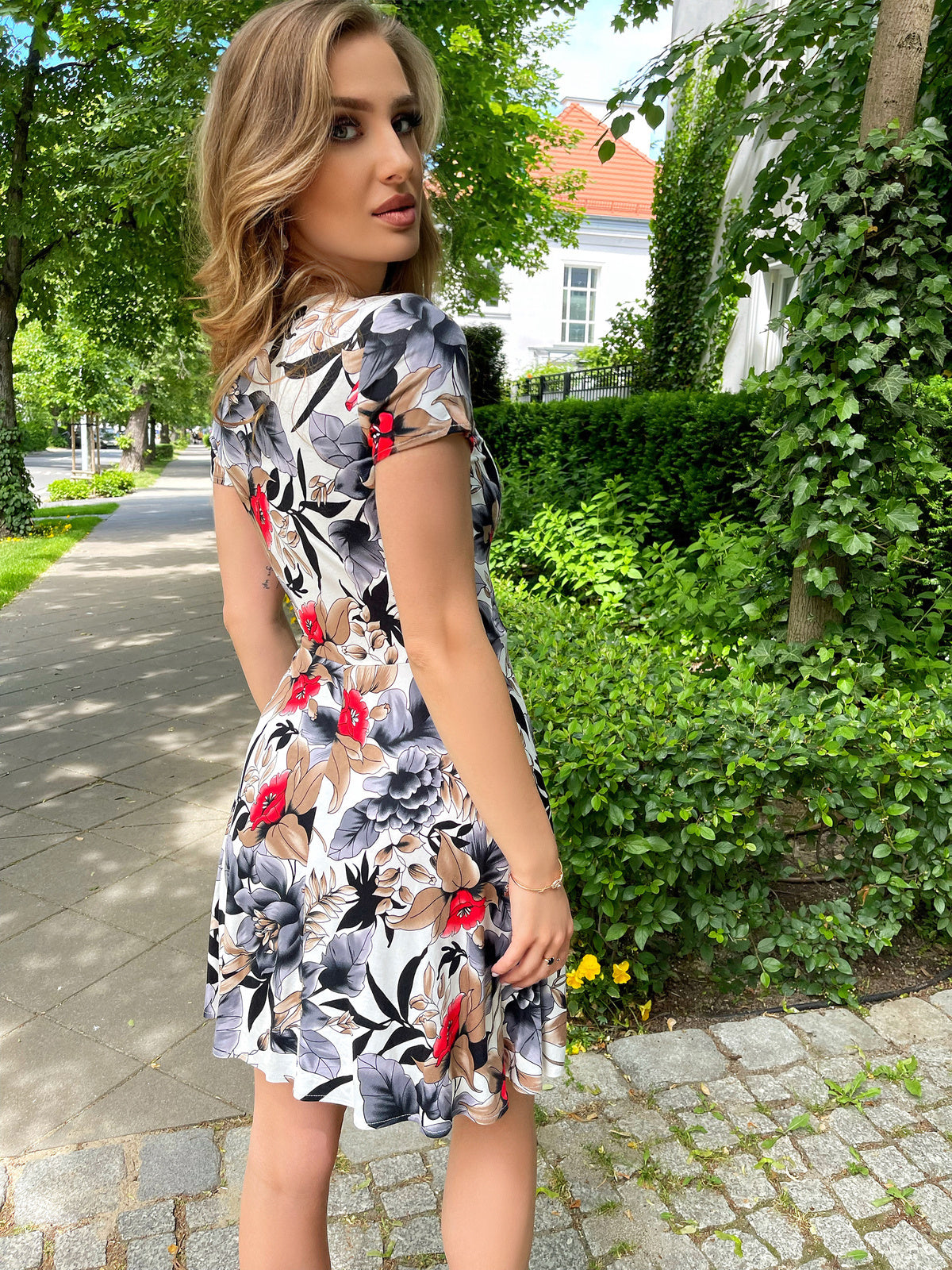 Rozkloszowana sukienka mini z elastycznej wiskozy w duże kwiaty  id:346