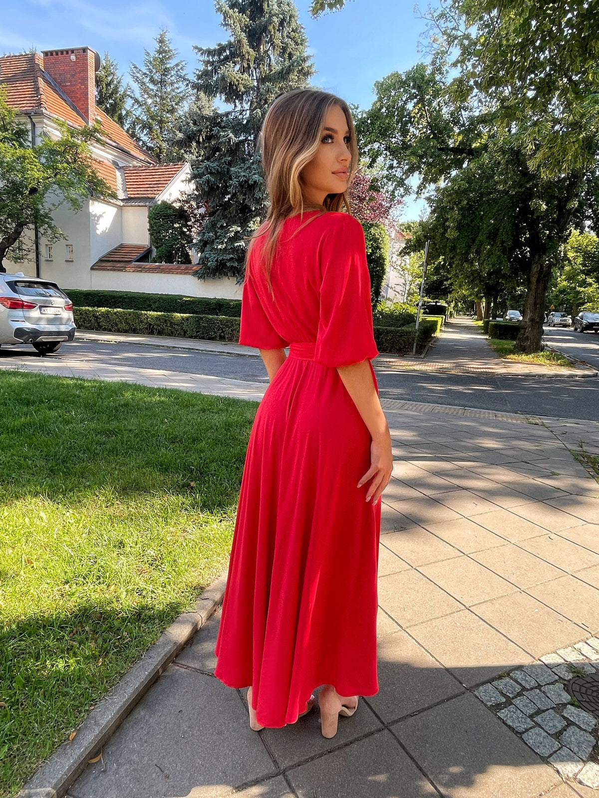 Czerwona sukienka na wesele - midi z wiskozy z bufiastymi rękawami id:36