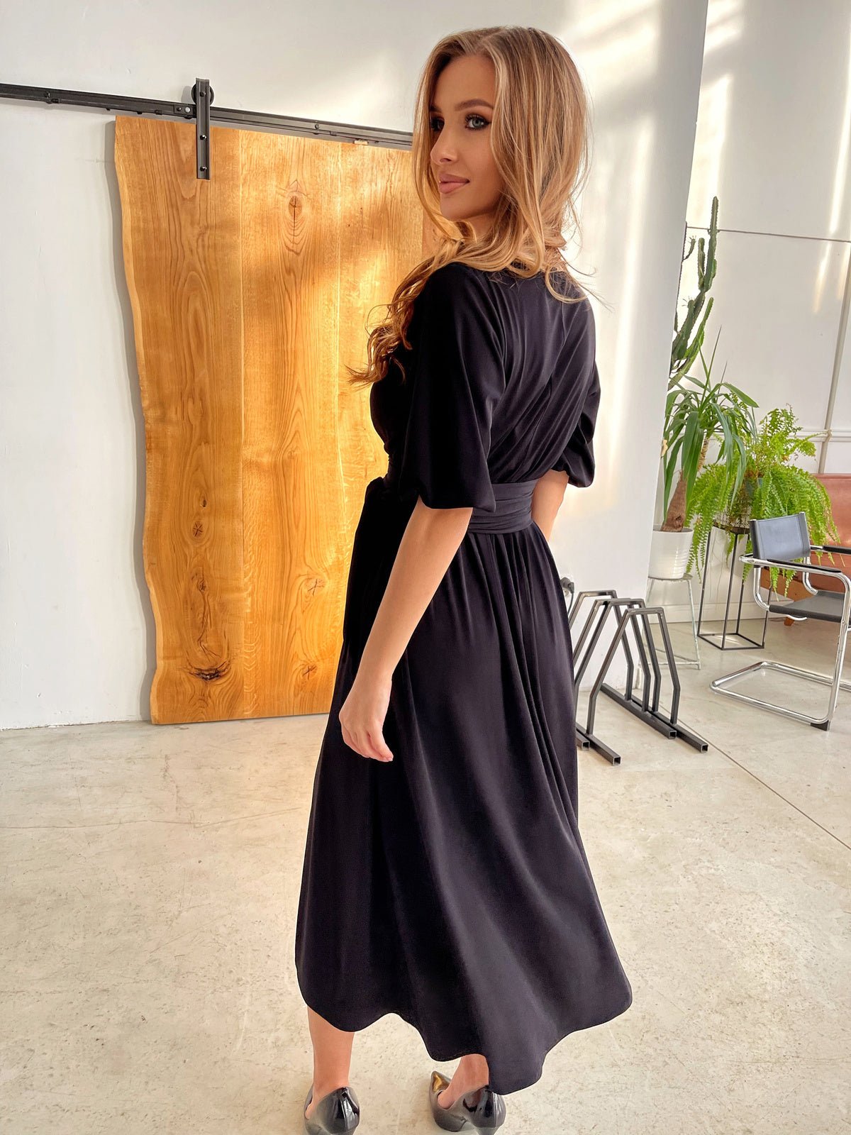 Czarna sukienka wizytowa rozkloszowana z szerokim pasem id:445