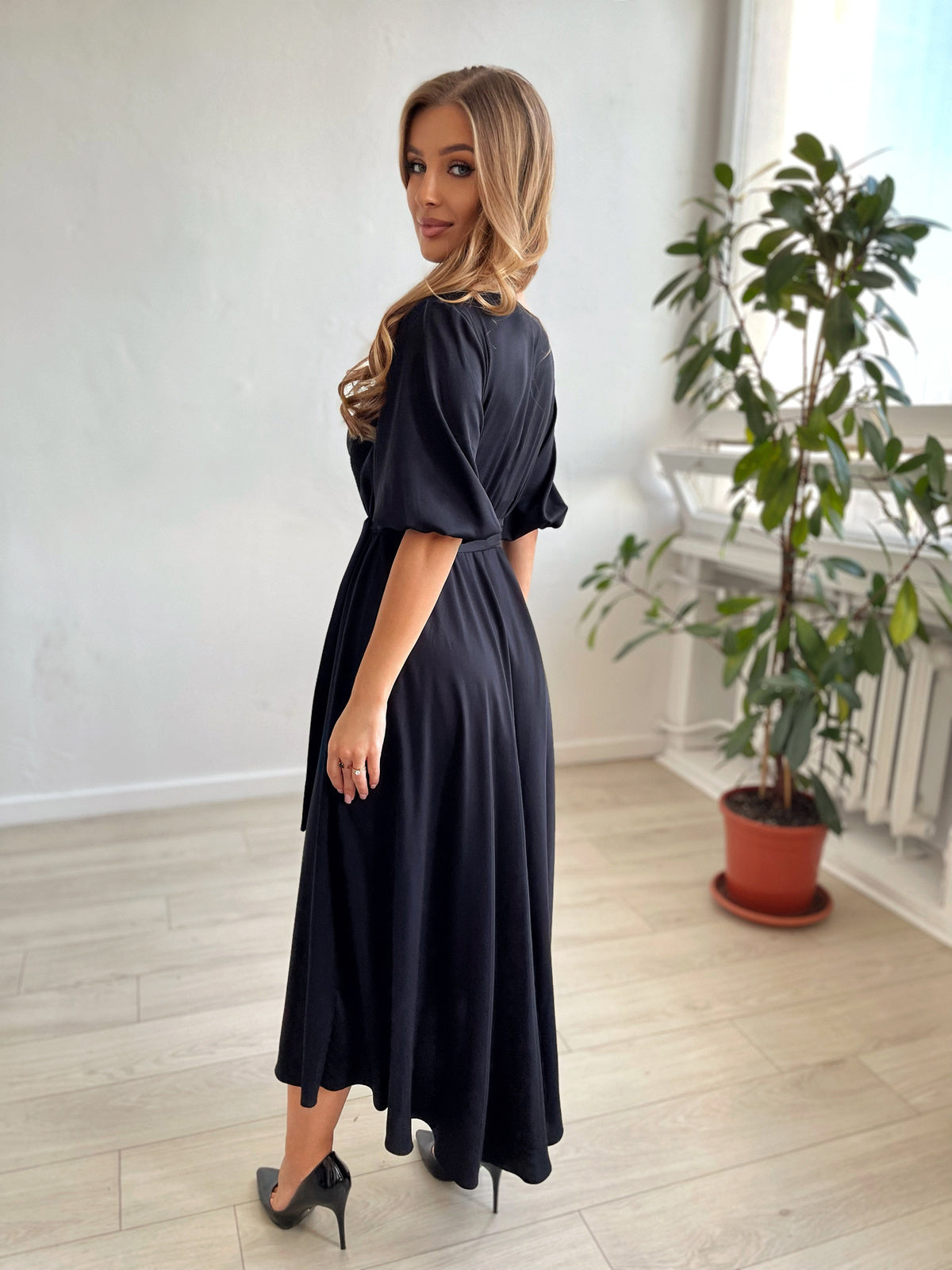 Czarna sukienka wizytowa rozkloszowana z wiskozy z bufiastymi rękawami id:962