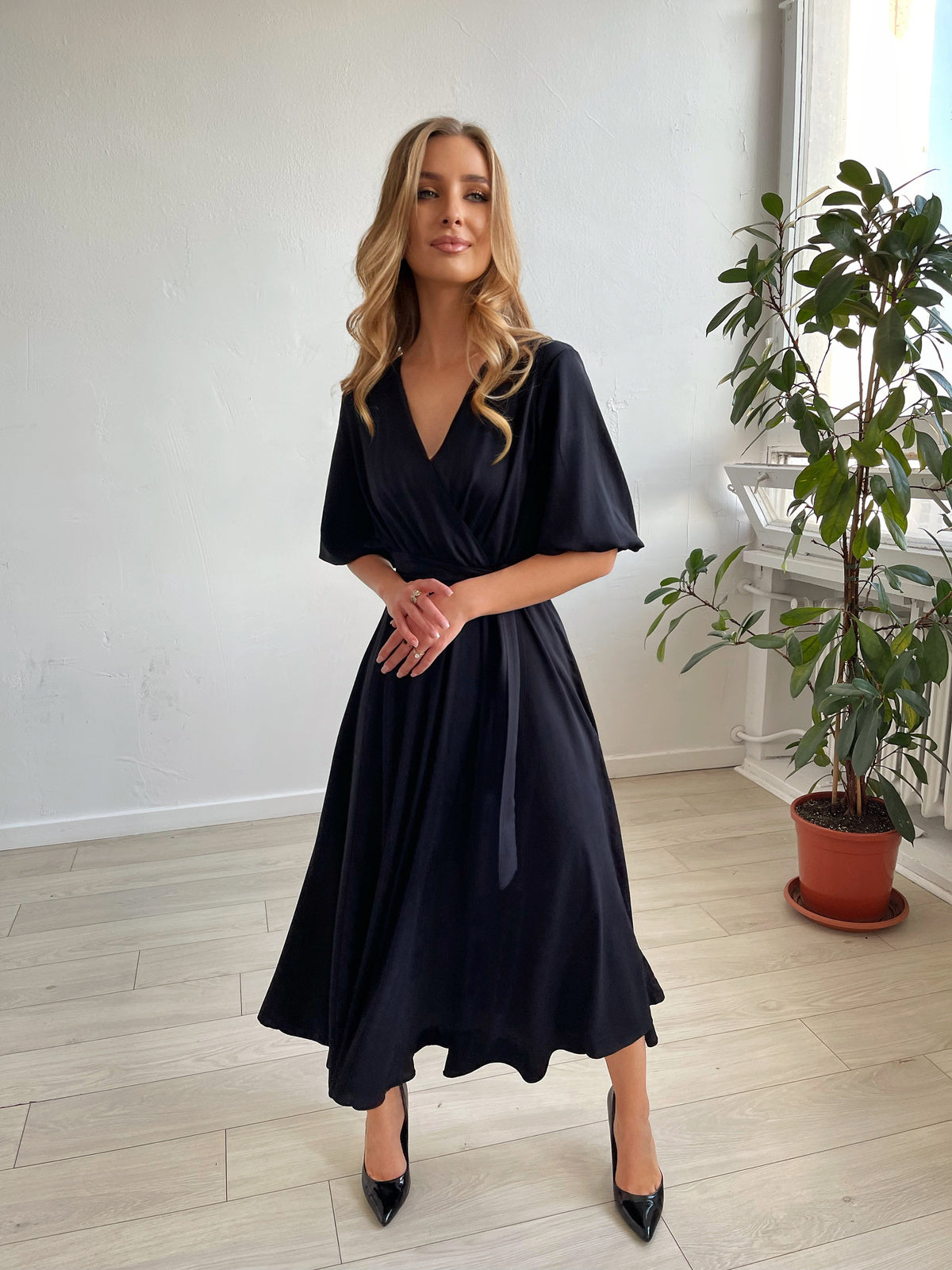 Czarna sukienka wizytowa rozkloszowana z wiskozy z bufiastymi rękawami id:962