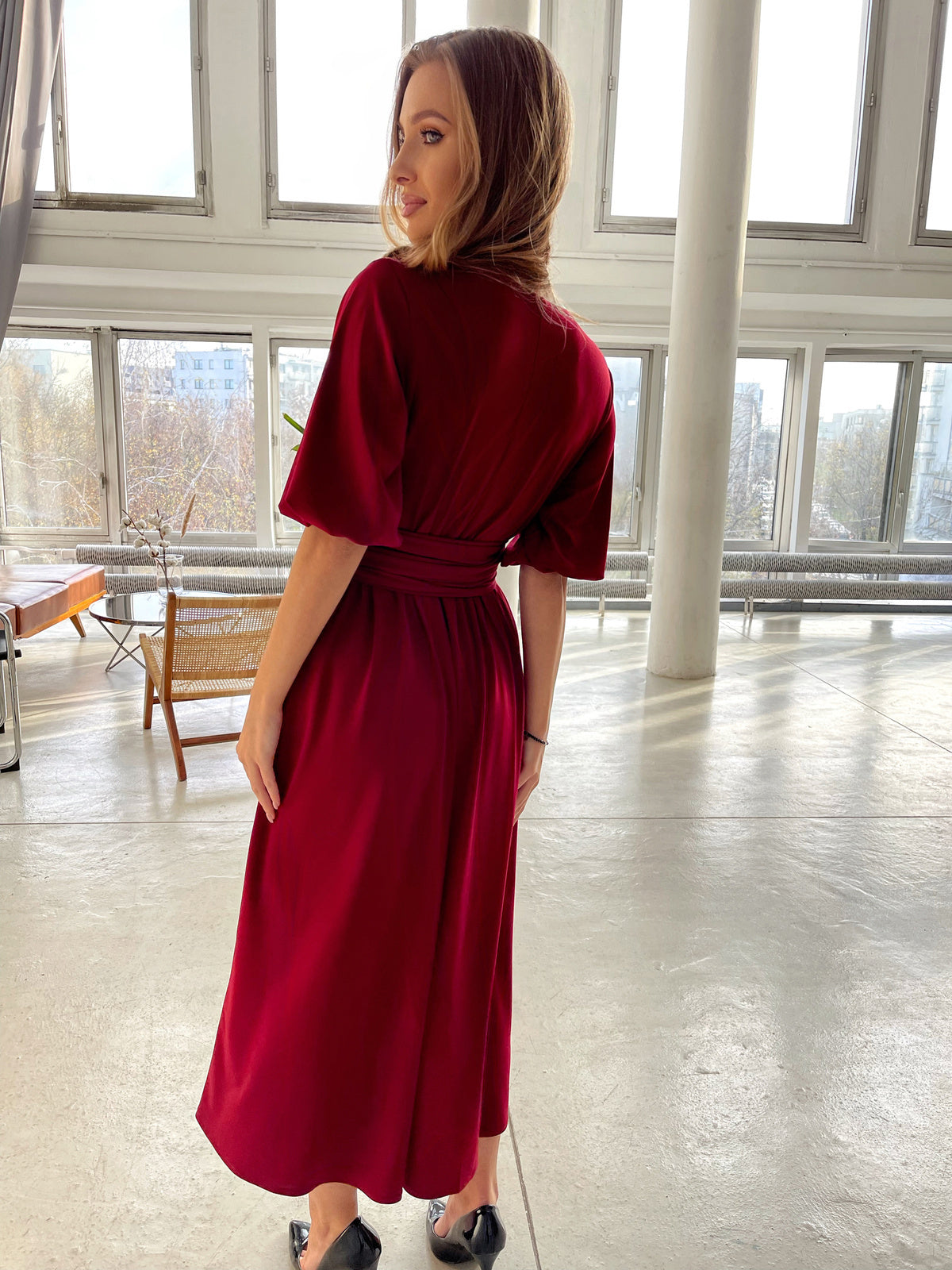 Okolicznościowa sukienka na wesele bordowa rozkloszowana midi z szerokim pasem i bufkami id:49