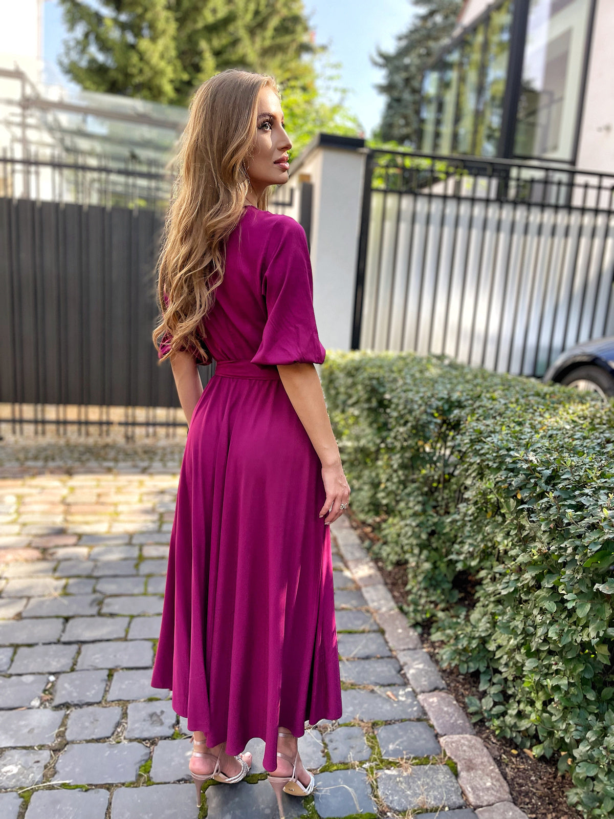 Śliwkowa sukienka maxi z wiskozy bufiastymi rękawami id:641