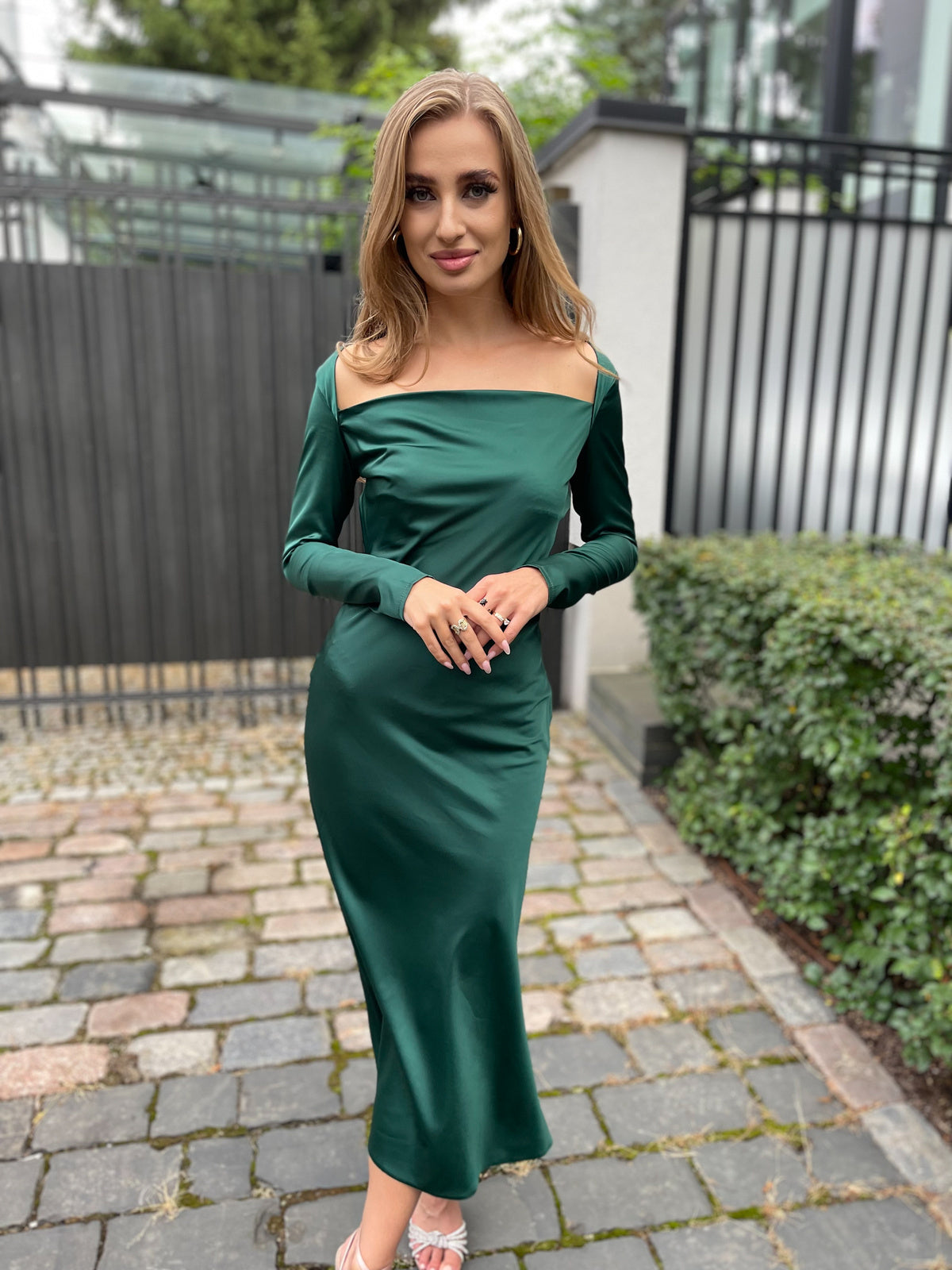 Satynowa sukienka z wiązanymi plecami w kolorze zielonym id:732