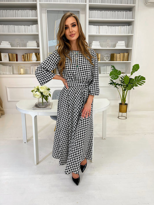 Rozkloszowana sukienka midi z wiskozy w pepitkę z paskiem id:937