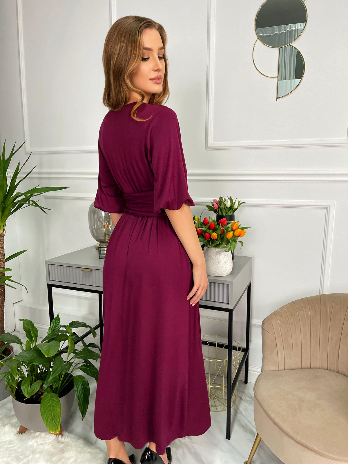 Śliwkowa sukienka na wesele z wiskozy oversize z szerokim pasem i bufkami id:960