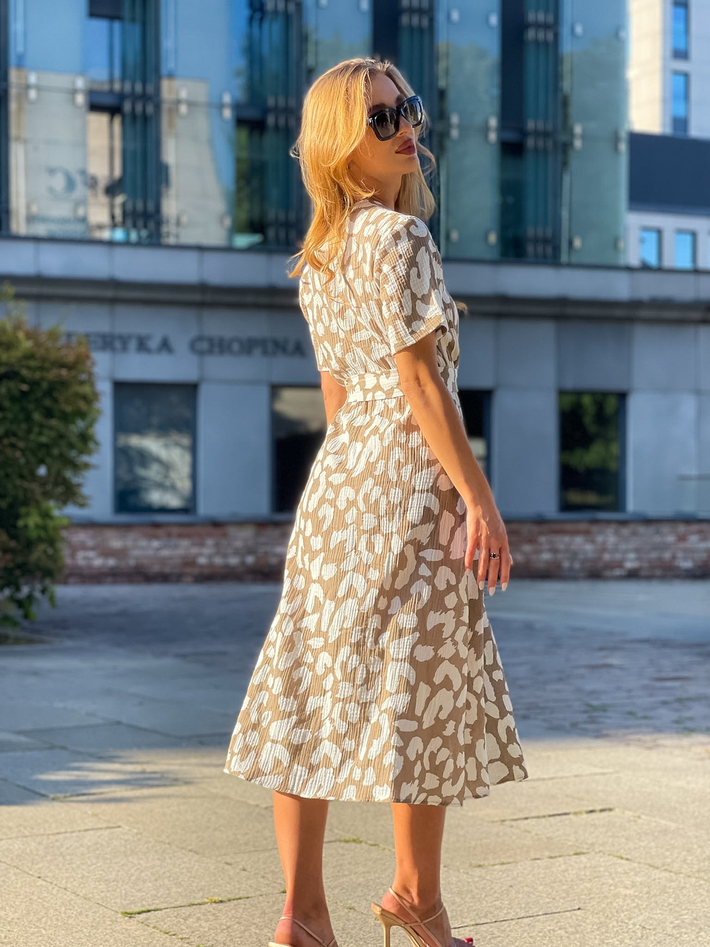 Bawełniana sukienka midi w kolorze beżowym w białe cętki panterka z muślinu na lato id:2159