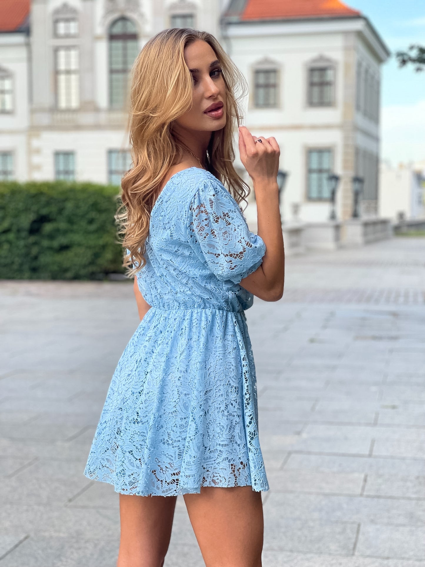 Sukienko kombinezon mini koronkowy błękitny na lato z kieszeniami id:2152