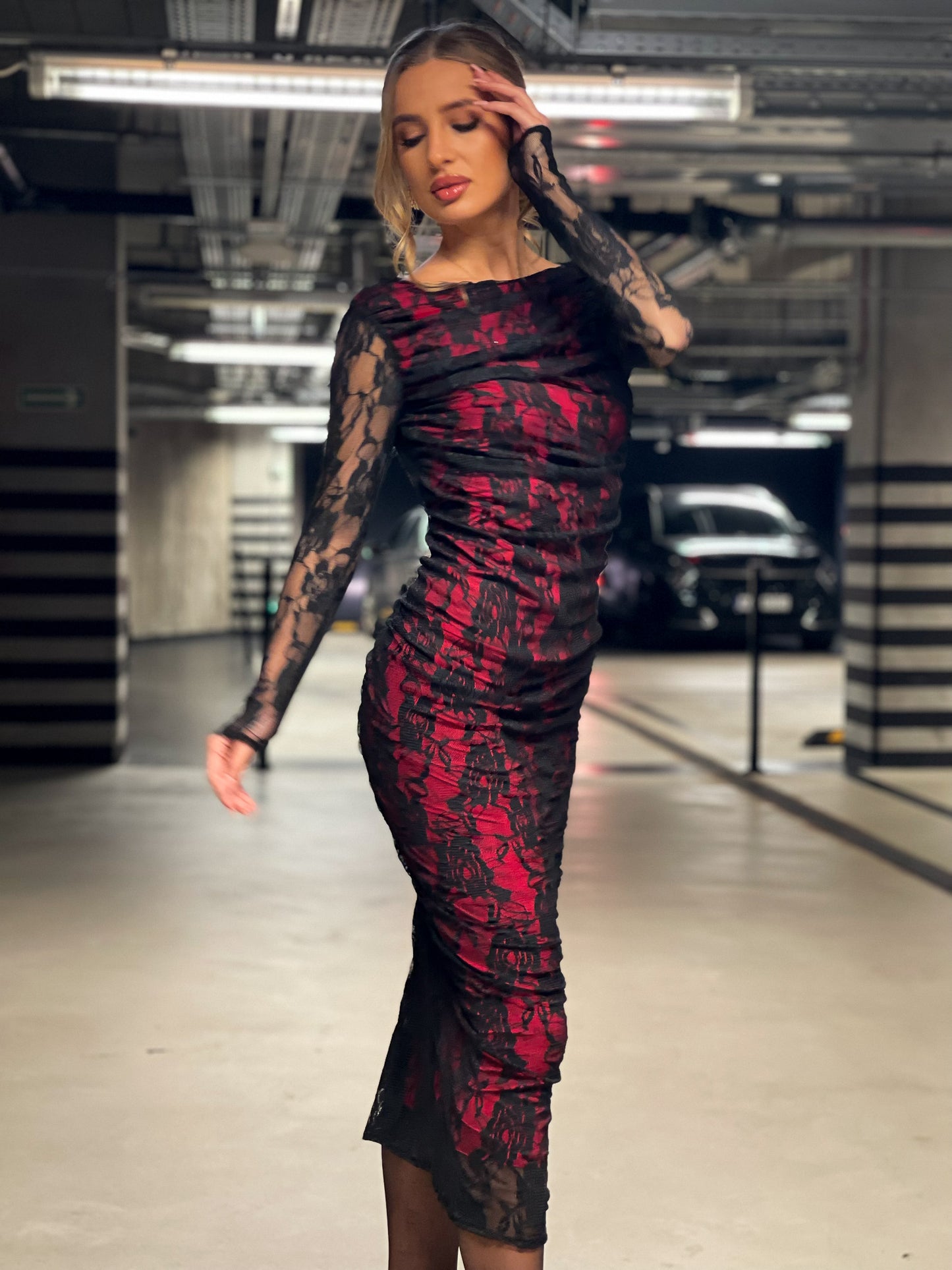 Koronkowa sukienka midi z odkrytymi plecami i marszczeniem id: 1739