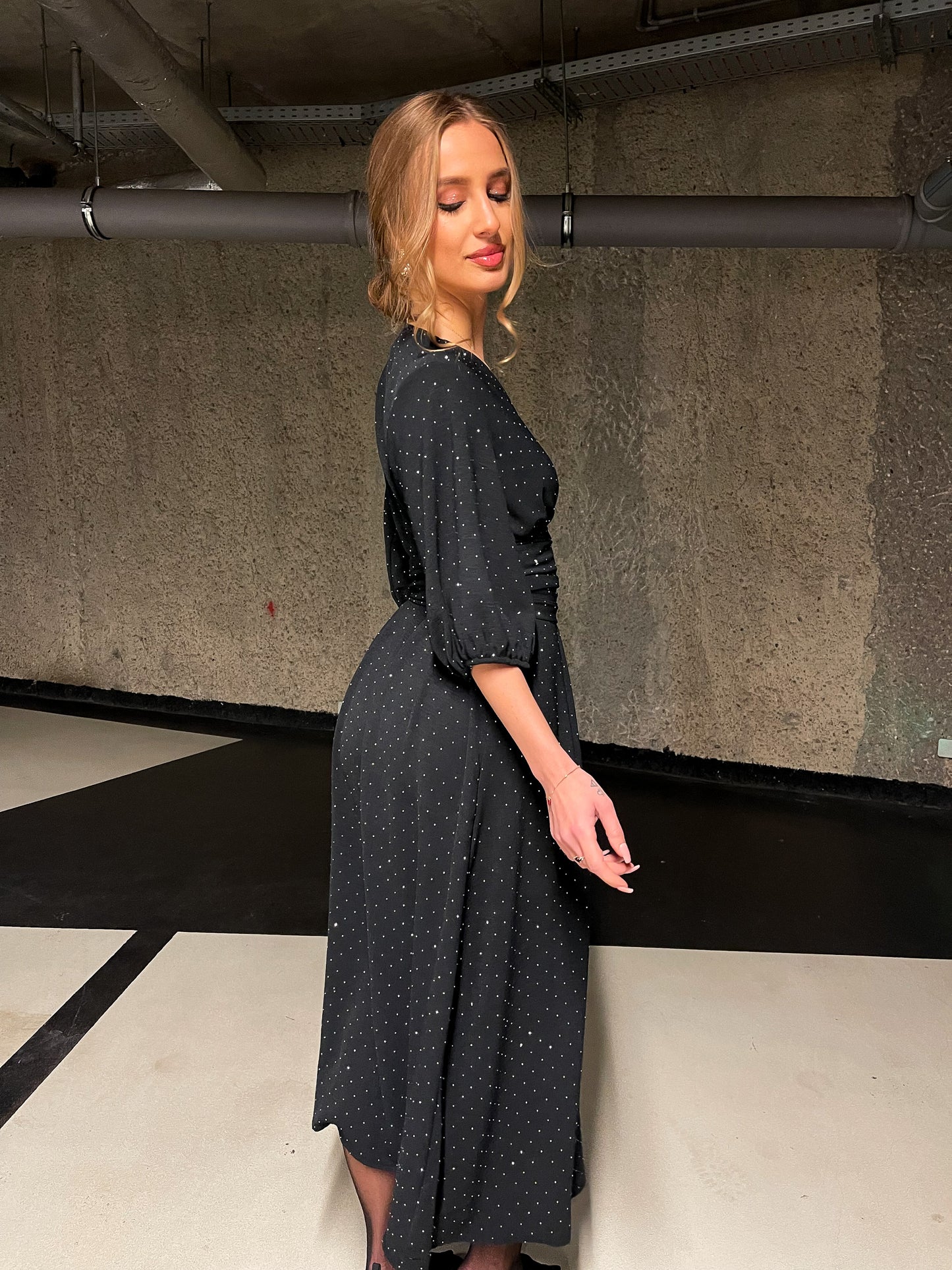 Czarna rozkloszowana sukienka midi z kryształkami szerokim pasem i bufkami id:1740