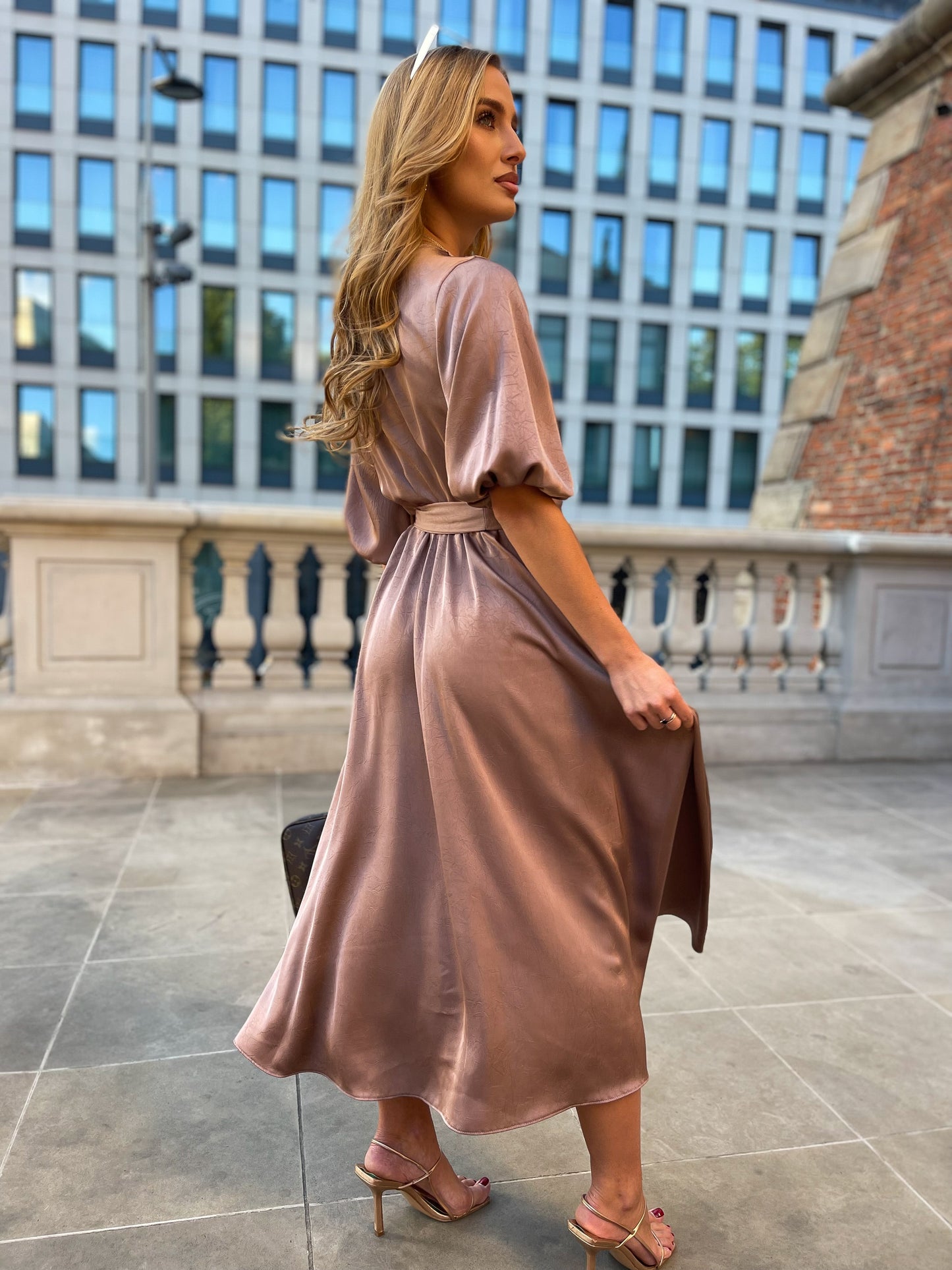 Satynowa drapowana sukienka mokka na wesele midi z bufiastymi rękawami rozkloszowana id:2179