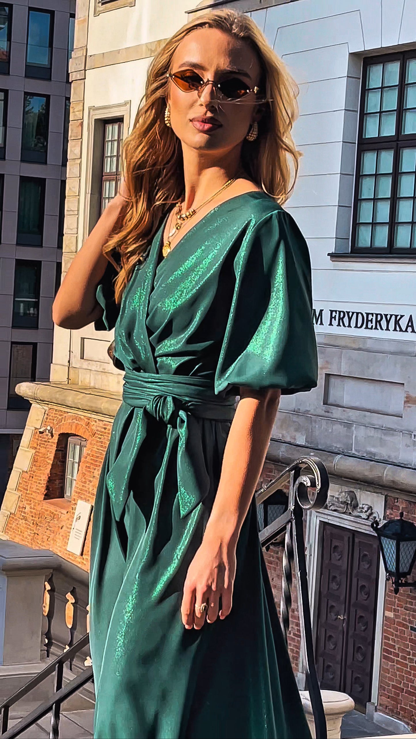 Elegancka rozkloszowana sukienka brokatowa butelkowo zielona i rozporkiem na nogę id:2182