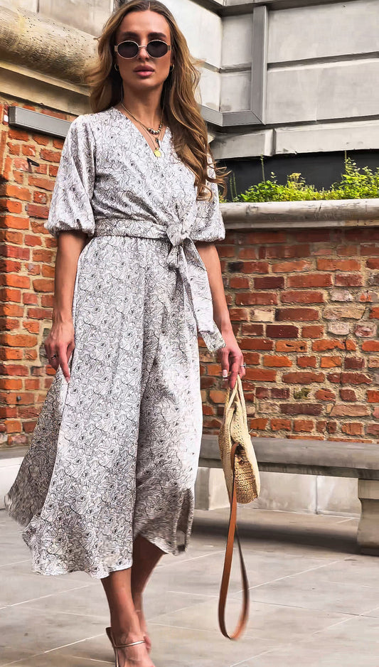 Satynowa sukienka na wesele w czarne kwiaty rozkloszowana midi id:2187