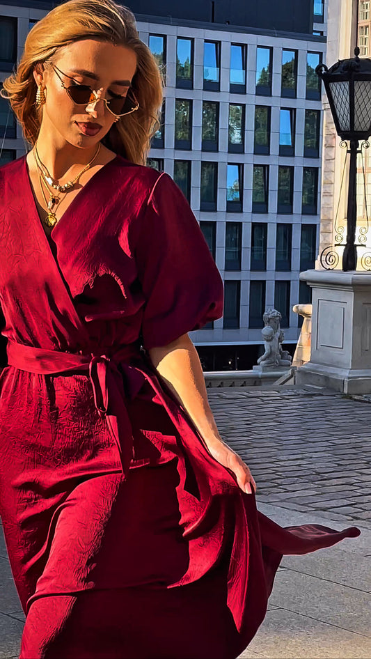 Satynowa marszczona sukienka śliwkowa na wesele midi z bufiastymi rękawami rozkloszowana id:2183