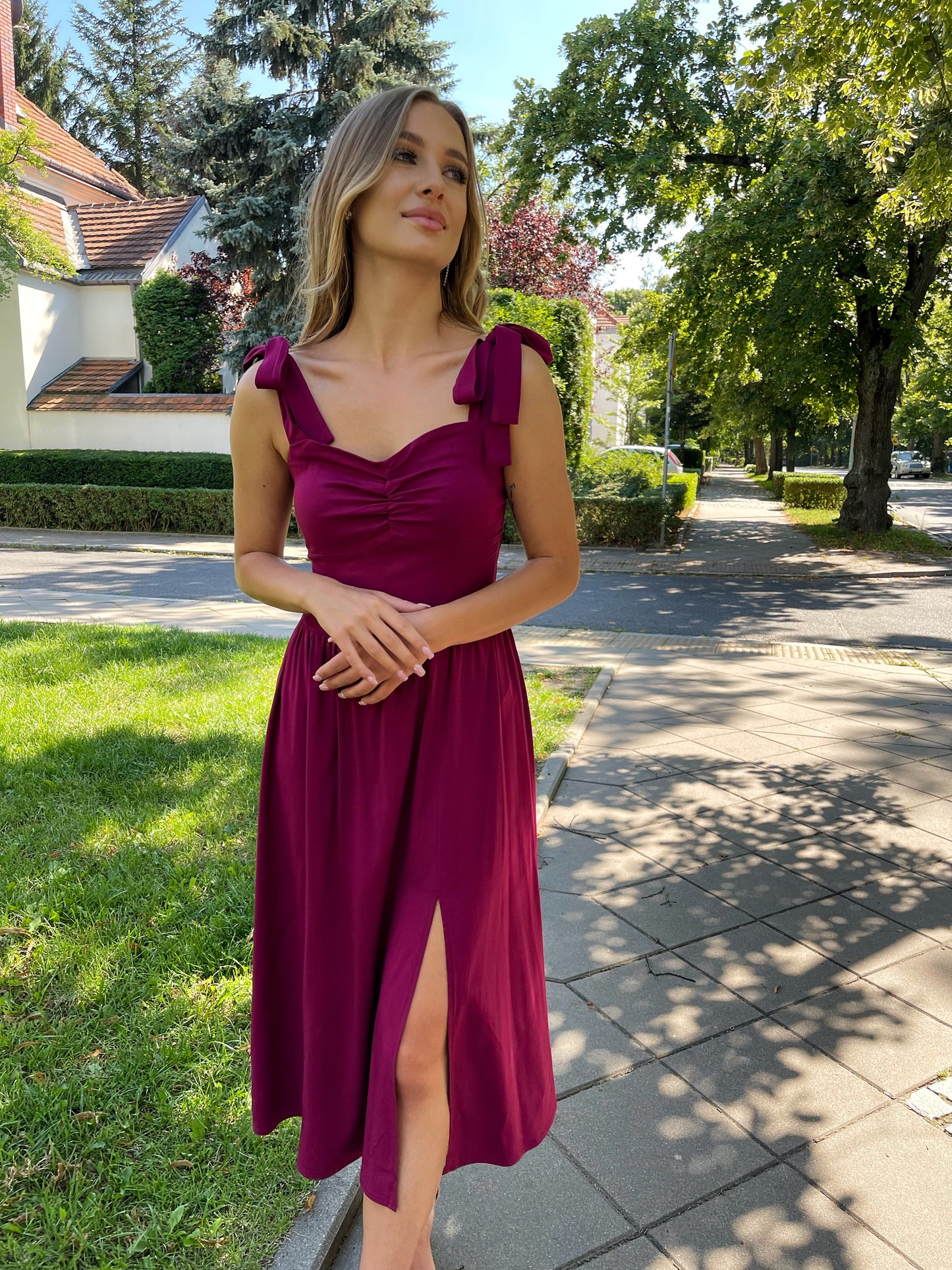 Śliwkowa sukienka na wesela dla świadkowej - midi z wiskozy z kokardami i rozporkiem id:367