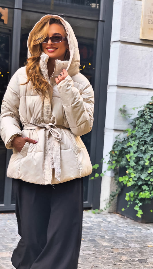 Pikowana ocieplana kurtka damska z paskiem i kapturem – kolor ecru id:2249