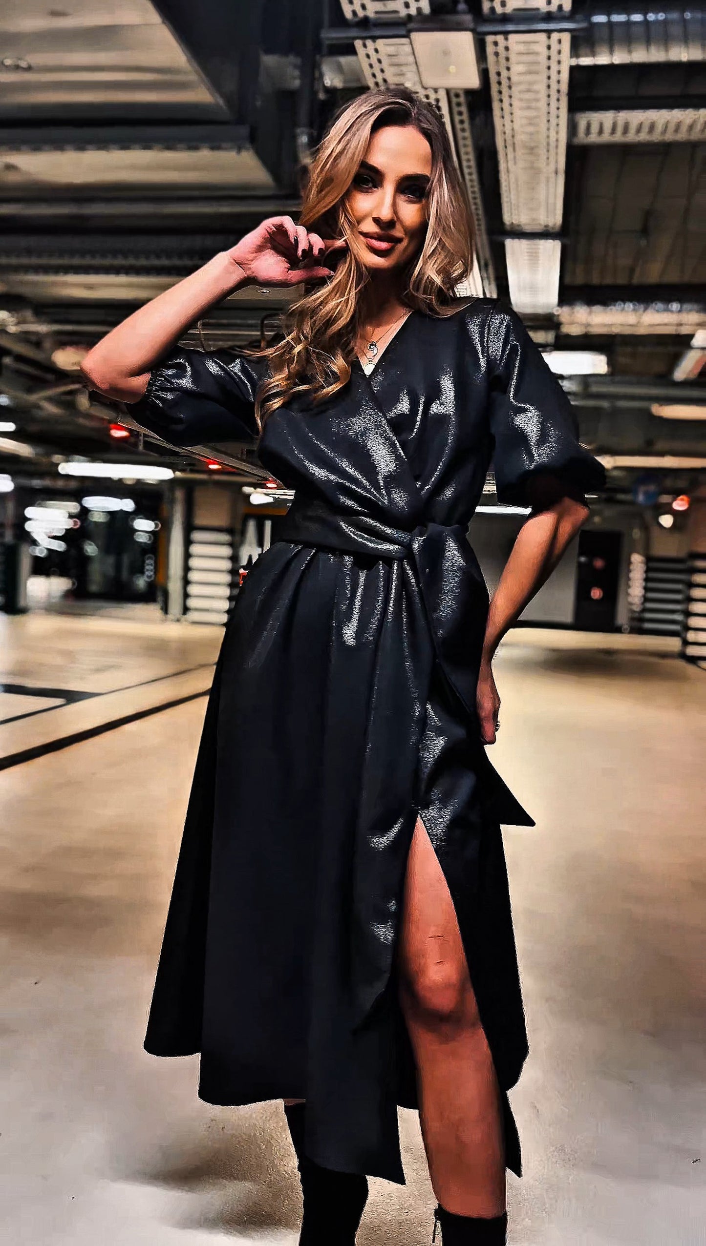 Czarna okolicznościowa sukienka ze srebrnym połyskiem rozkloszowana i rozporkiem na nogę id:2263