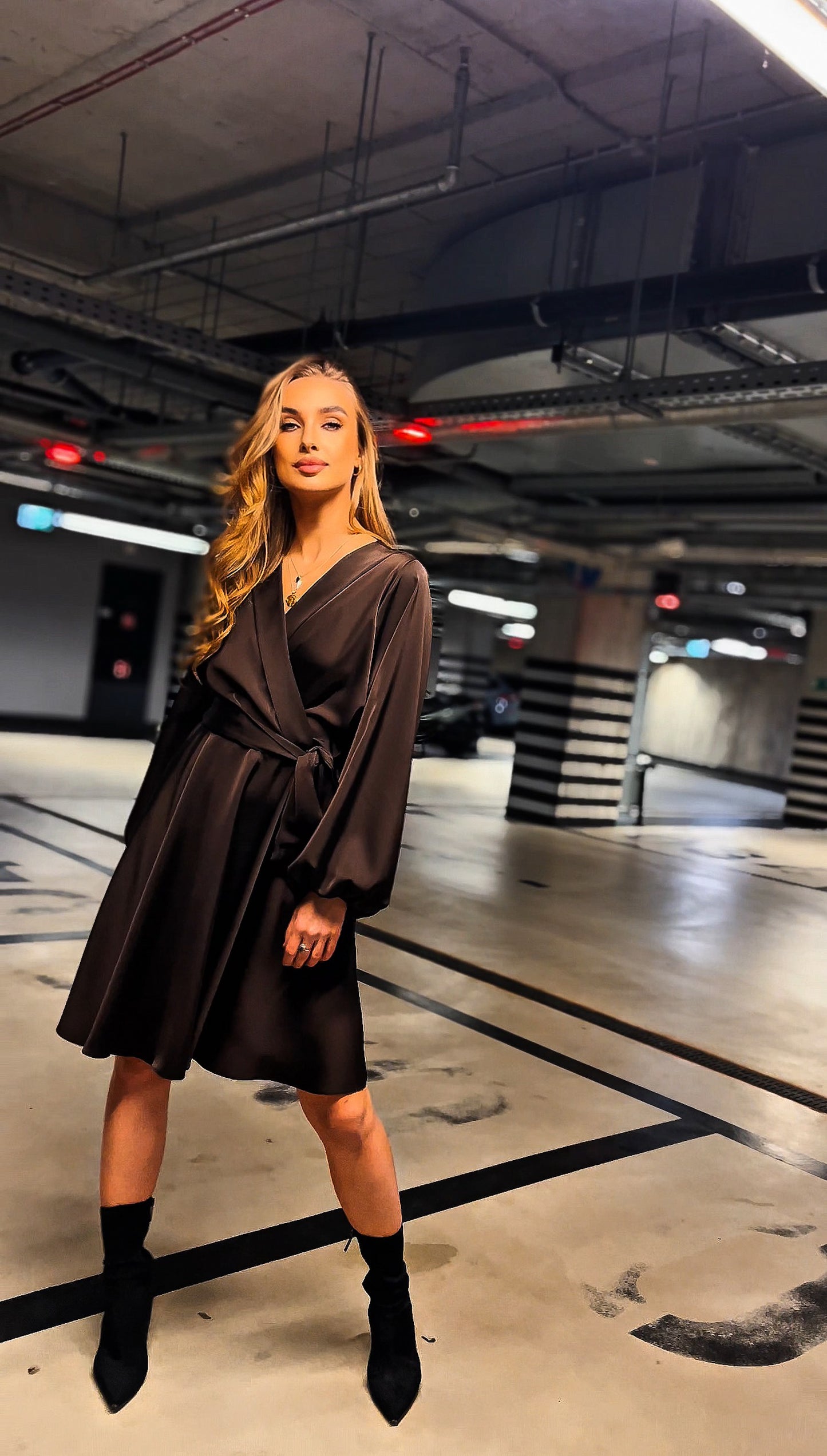 Czekoladowa elegancka sukienka satynowa przed kolano rozkloszowana z bufiastymi rękawami id:2259