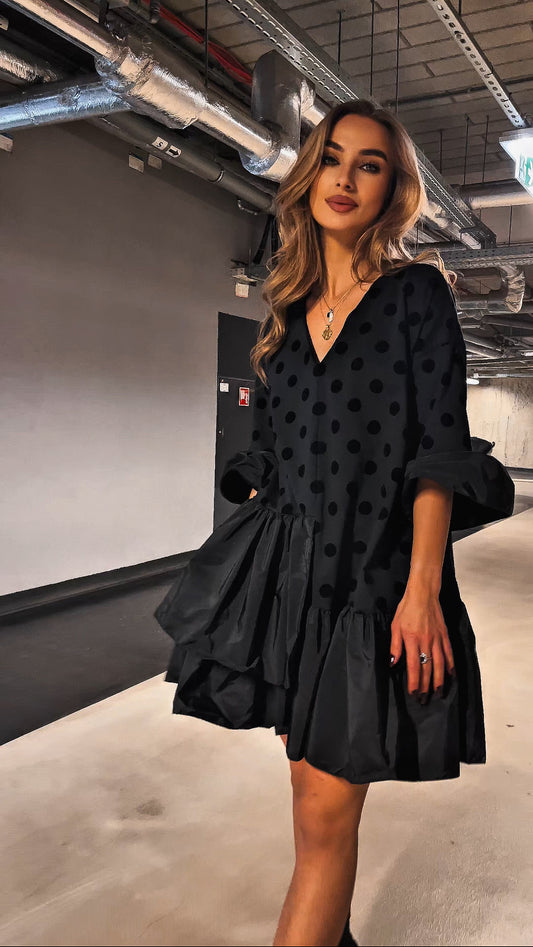 Asymetryczna czarna sukienka trapezowa w welurowe kropki z dużymi falbanami id:2262