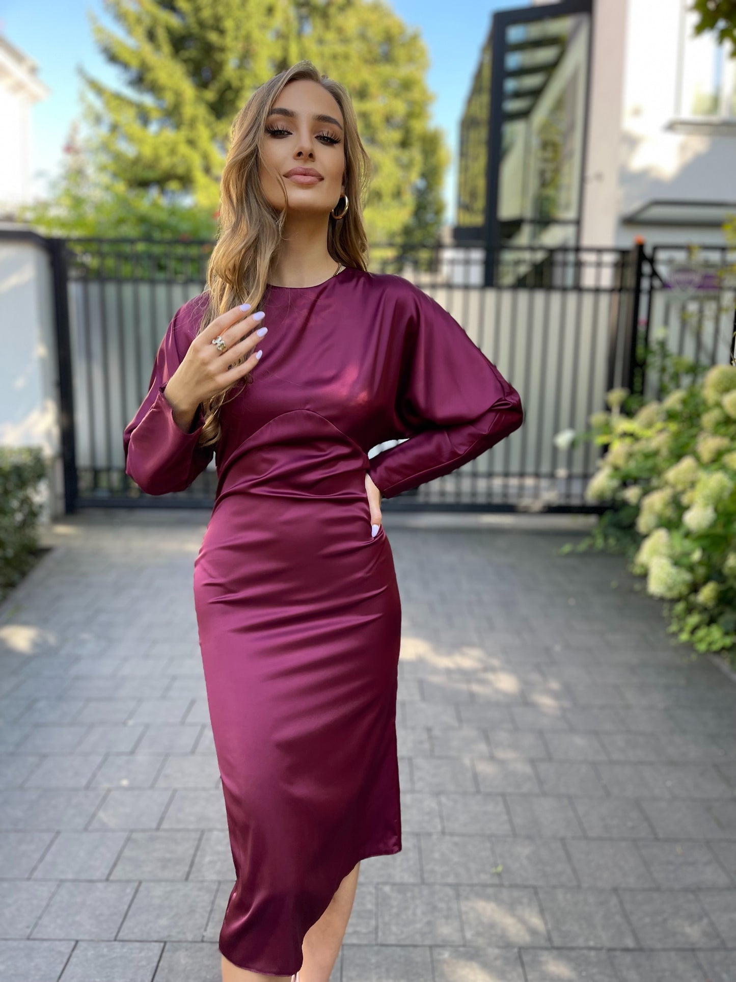 Bordowa dopasowana sukienka z satyny id:722