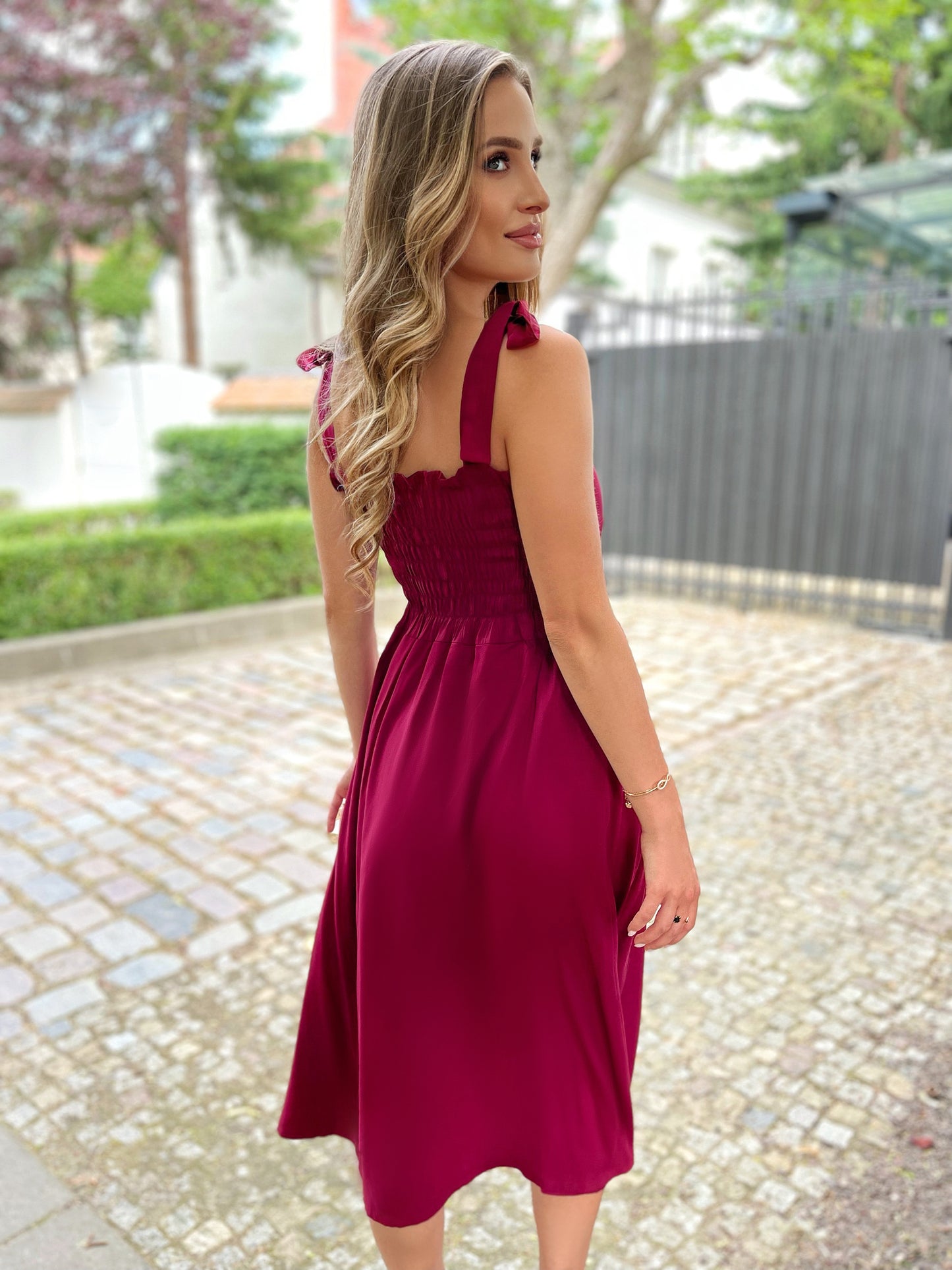 Sukienka na wesele burgundowa midi z wiskozy z wiązanymi ramiączkami id:787