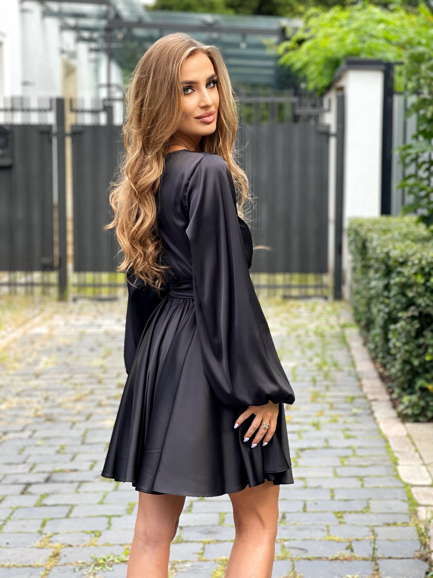 Czarna sukienka za kolano z satynowej tkaniny z rozkloszowaną spódnicą  id:651