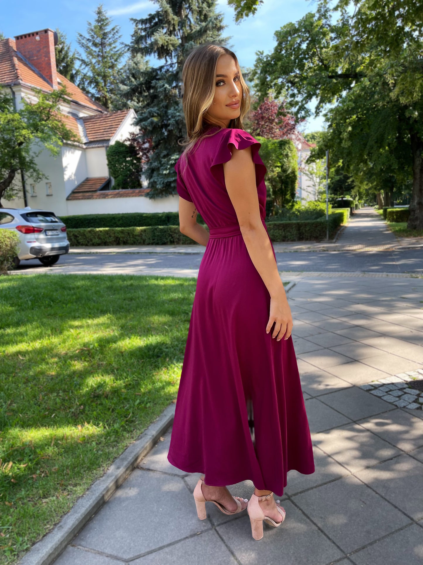 Śliwkowa sukienka na wesele -  rozkloszowana maxi z wiskozy z falbankami na ramionach id:366