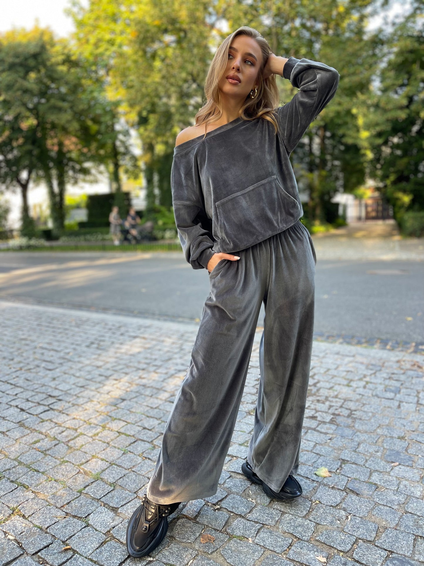 Szary welurowy komplet dresowy z bluzą kangurką id:1777