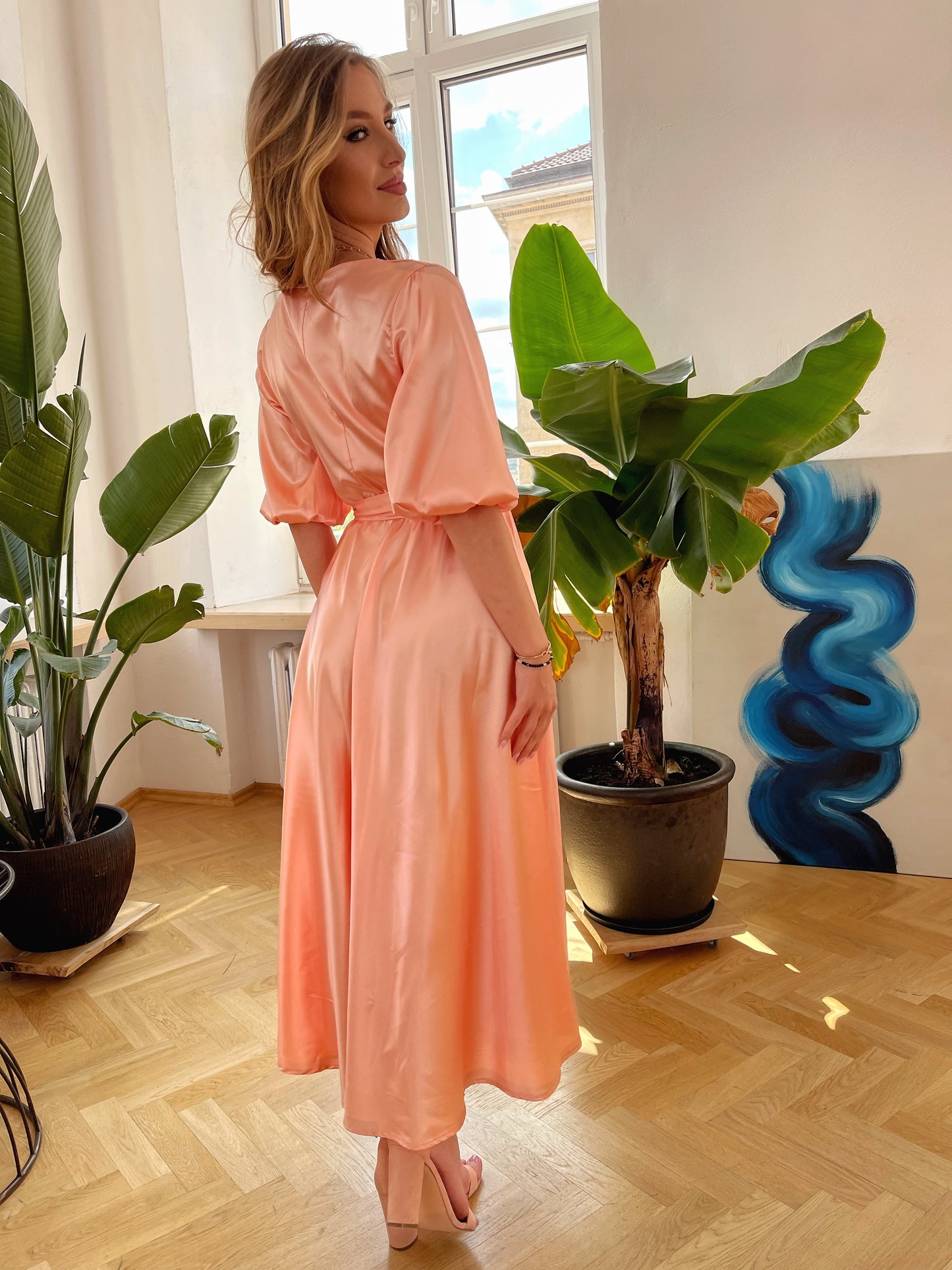 Satynowa sukienka maxi z bufiastymi rękawami id:608