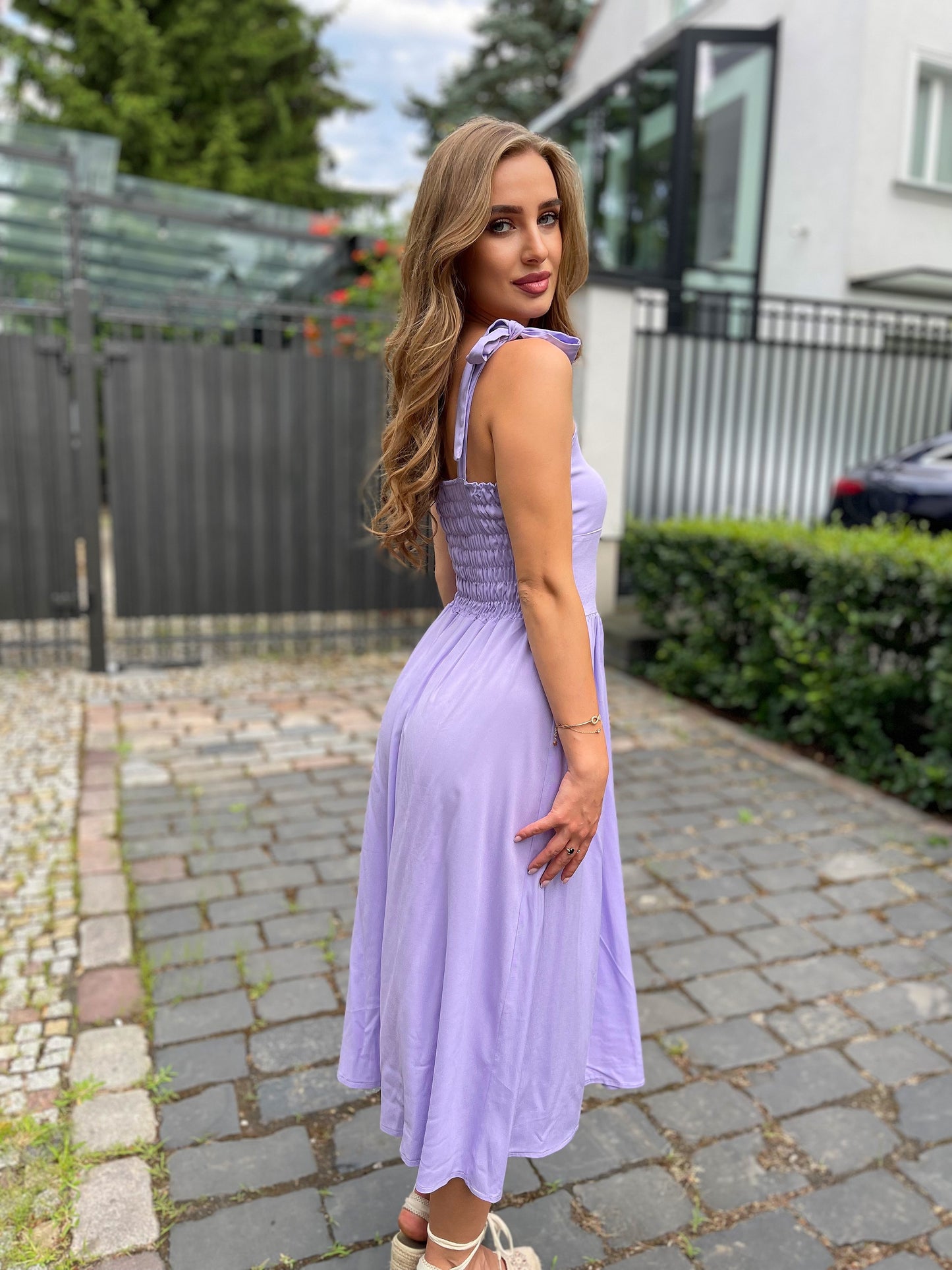 Liliowa sukienka midi z wiskozy z wiązanymi ramiączkami id:394