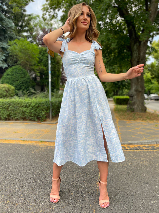 Błękitna sukienka na wesele midi na ramiączkach w małe rumianki z rozcięciem id:2028