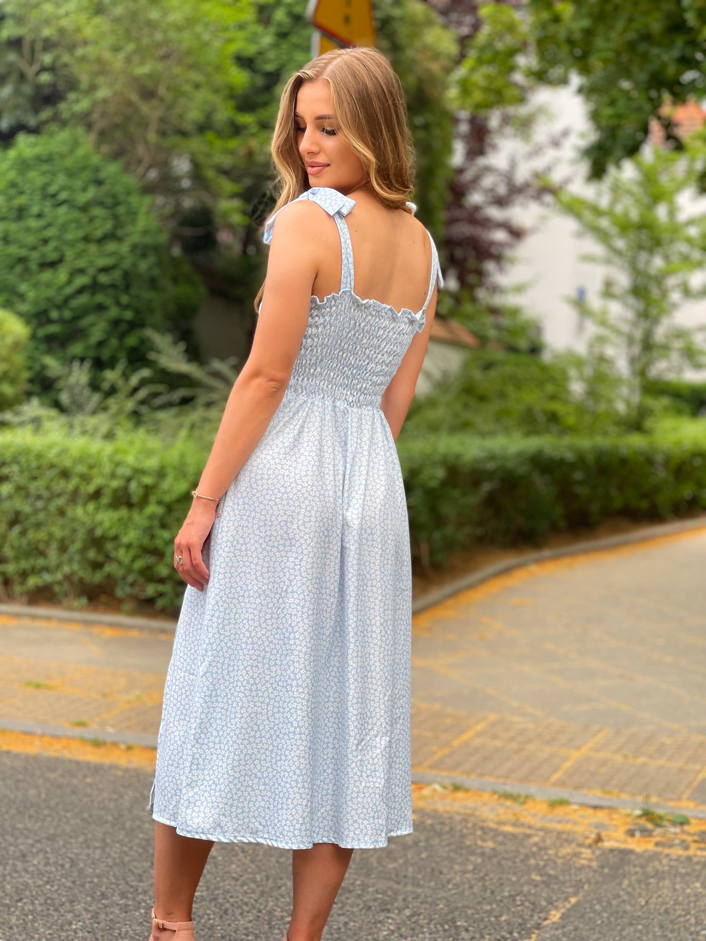 Błękitna sukienka na wesele midi na ramiączkach w małe rumianki z rozcięciem id:2028