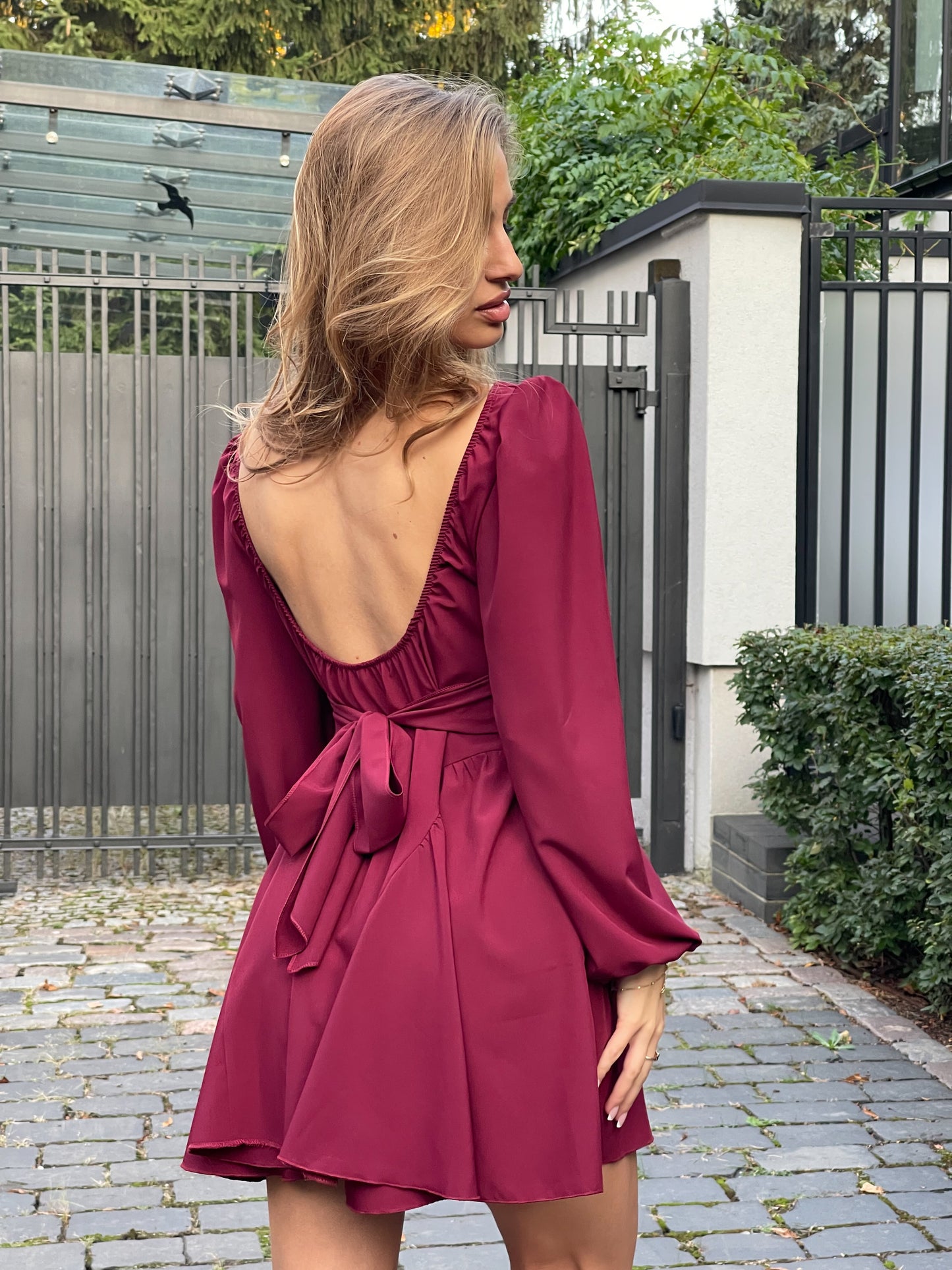 Sukienka mini z długim rękawem i odkrytymi plecami id:1628