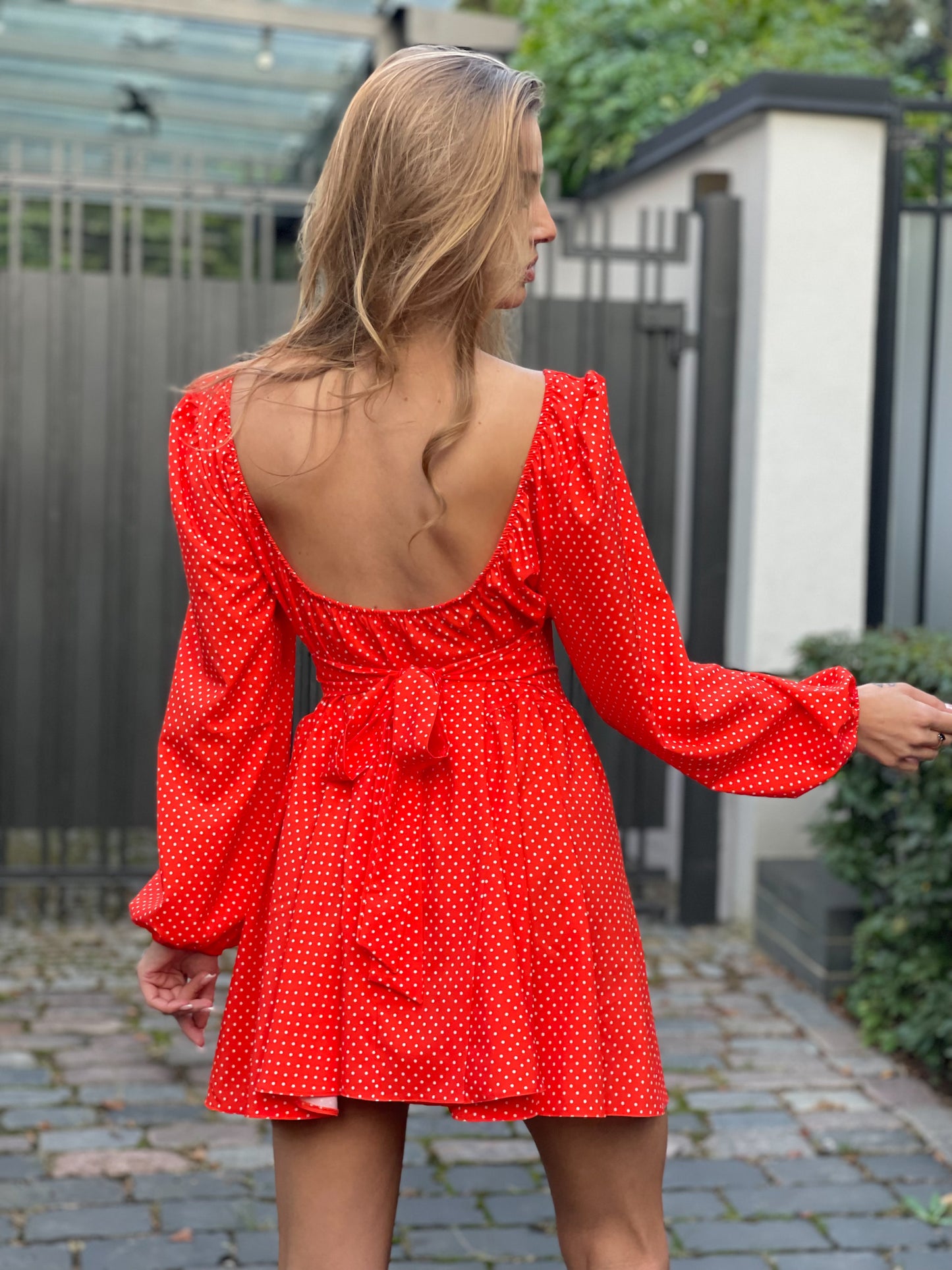 Pomarańczowa sukienka w kropki mini z długim rękawem i odkrytymi plecami i kokardą id:1629