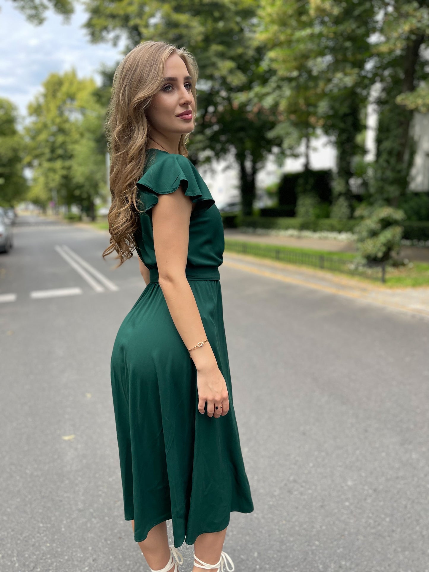 Butelkowo zielona sukienka na wesele -  rozkloszowana midi z wiskozy z falbankami na ramionach id: 2046